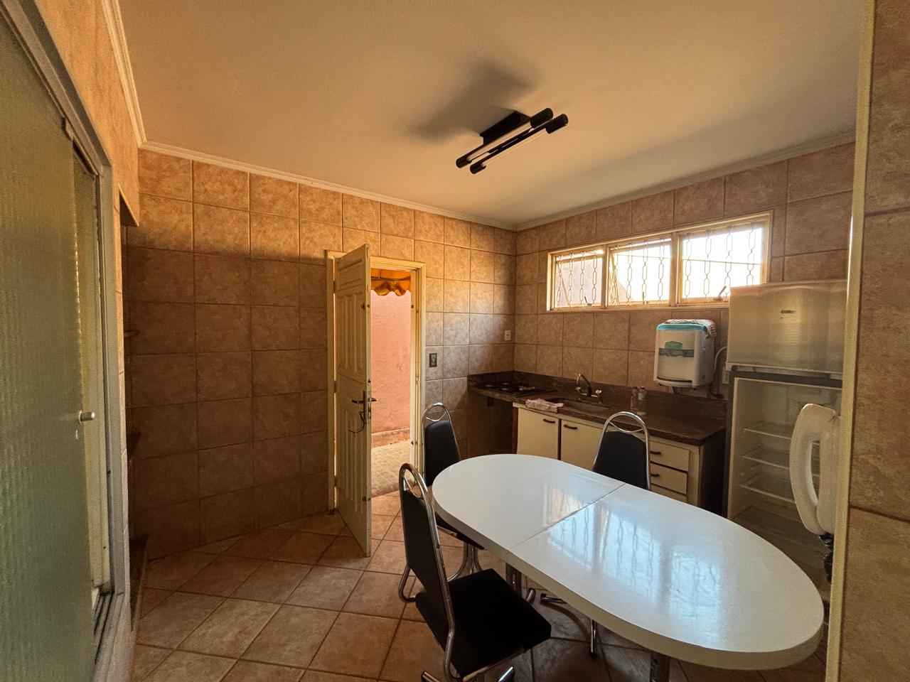 VENDE: CASA NO CENTRO - 04 DORMITÓRIOS - BRODOWSKI-SP.
