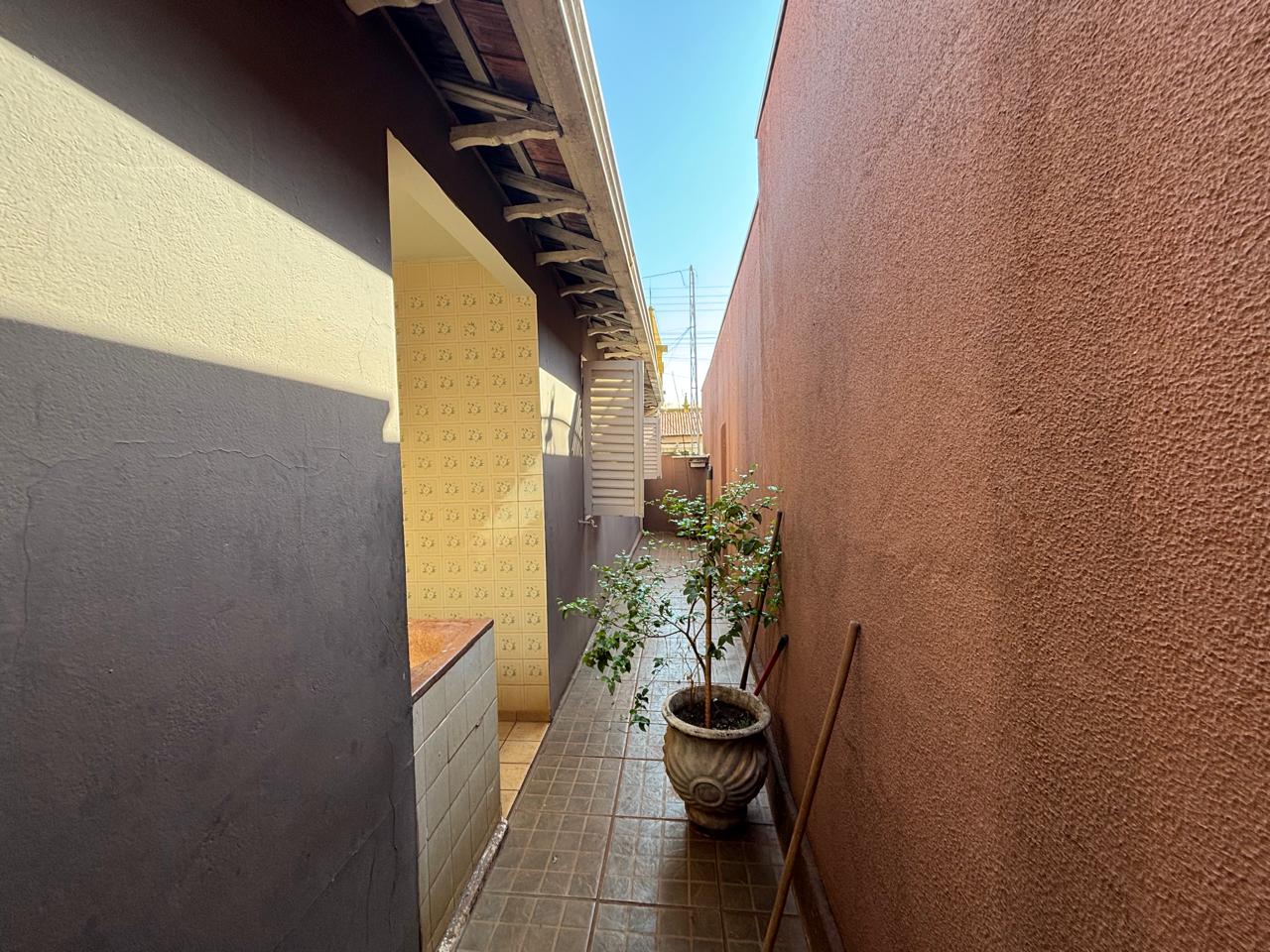 VENDE: CASA NO CENTRO - 04 DORMITÓRIOS - BRODOWSKI-SP.