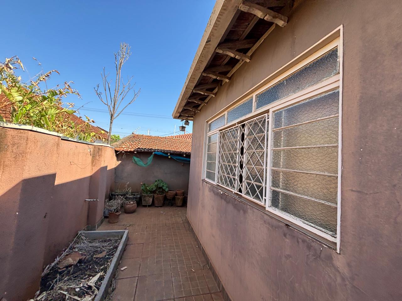 VENDE: CASA NO CENTRO - 04 DORMITÓRIOS - BRODOWSKI-SP.