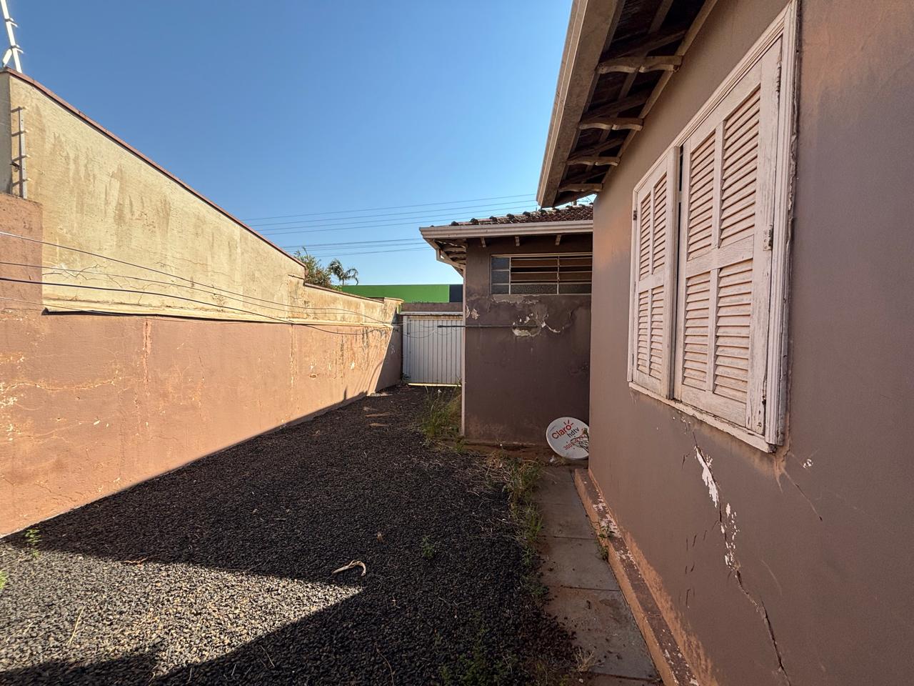 VENDE: CASA NO CENTRO - 04 DORMITÓRIOS - BRODOWSKI-SP.