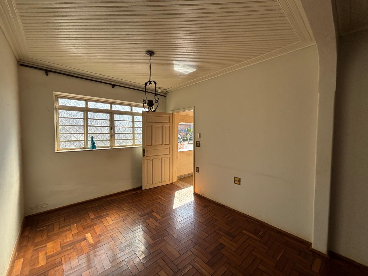 VENDE: CASA NO CENTRO - 04 DORMITÓRIOS - BRODOWSKI-SP.