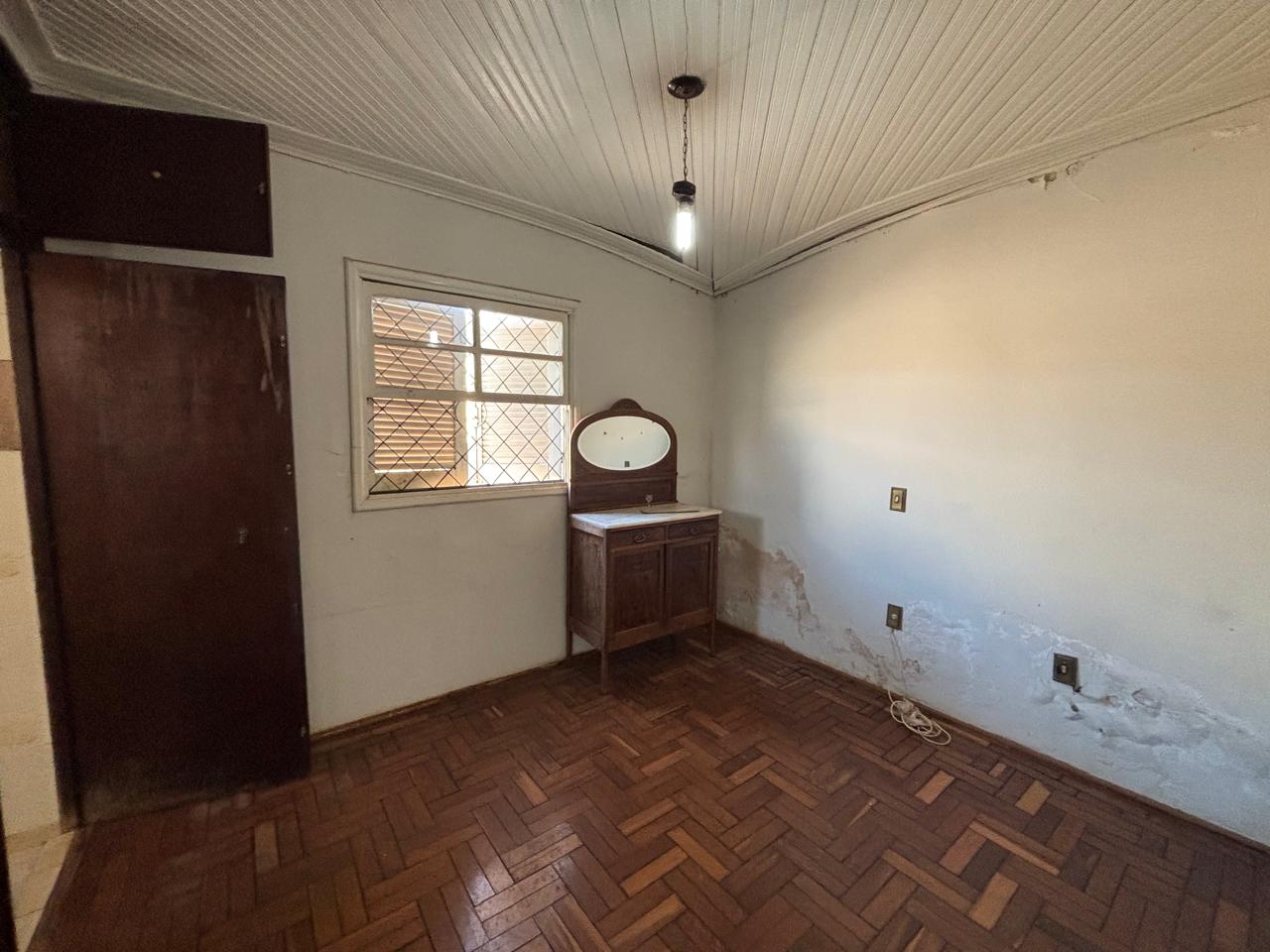 VENDE: CASA NO CENTRO - 04 DORMITÓRIOS - BRODOWSKI-SP.