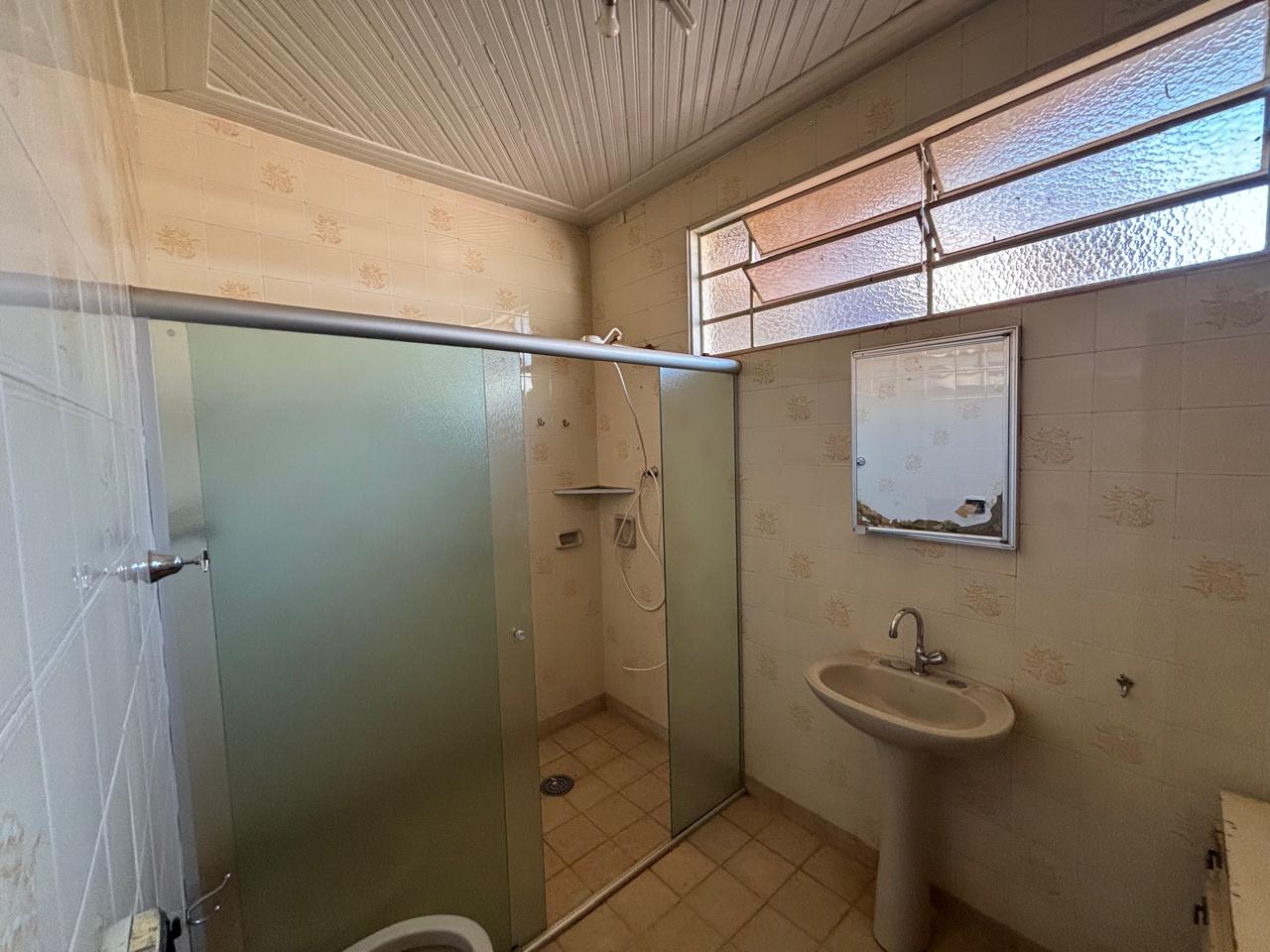VENDE: CASA NO CENTRO - 04 DORMITÓRIOS - BRODOWSKI-SP.