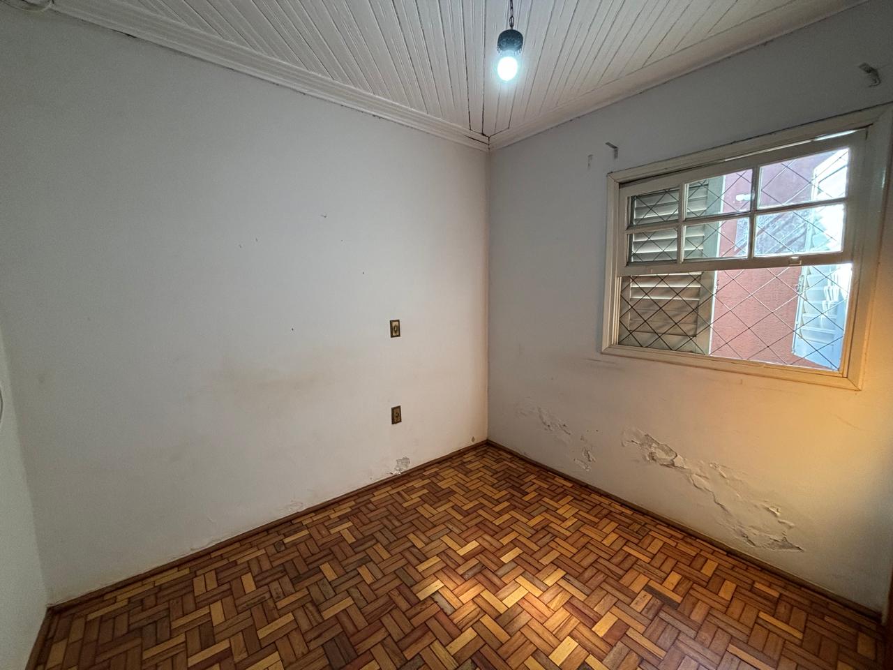 VENDE: CASA NO CENTRO - 04 DORMITÓRIOS - BRODOWSKI-SP.