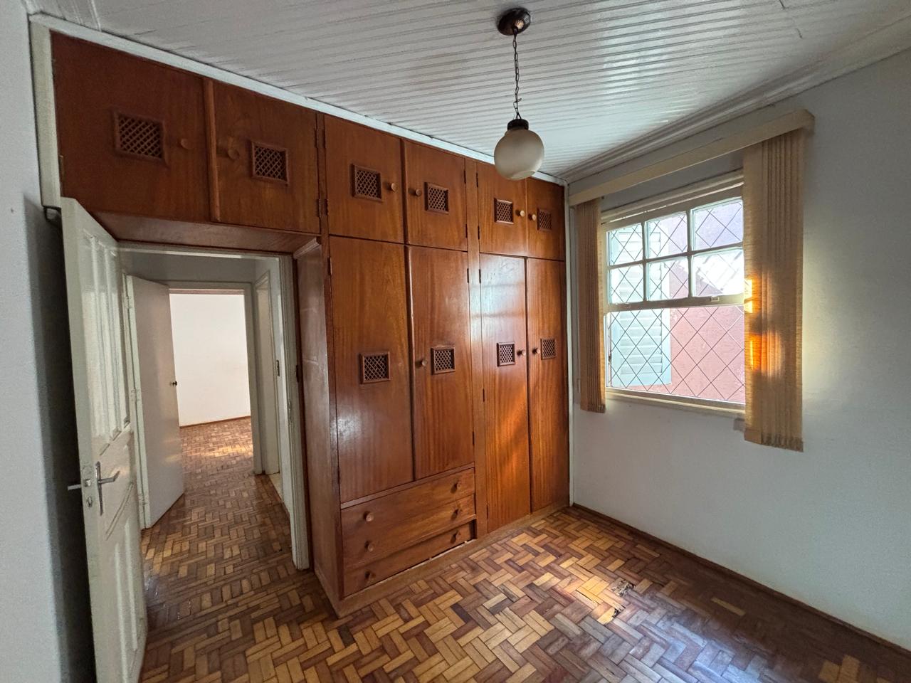 VENDE: CASA NO CENTRO - 04 DORMITÓRIOS - BRODOWSKI-SP.