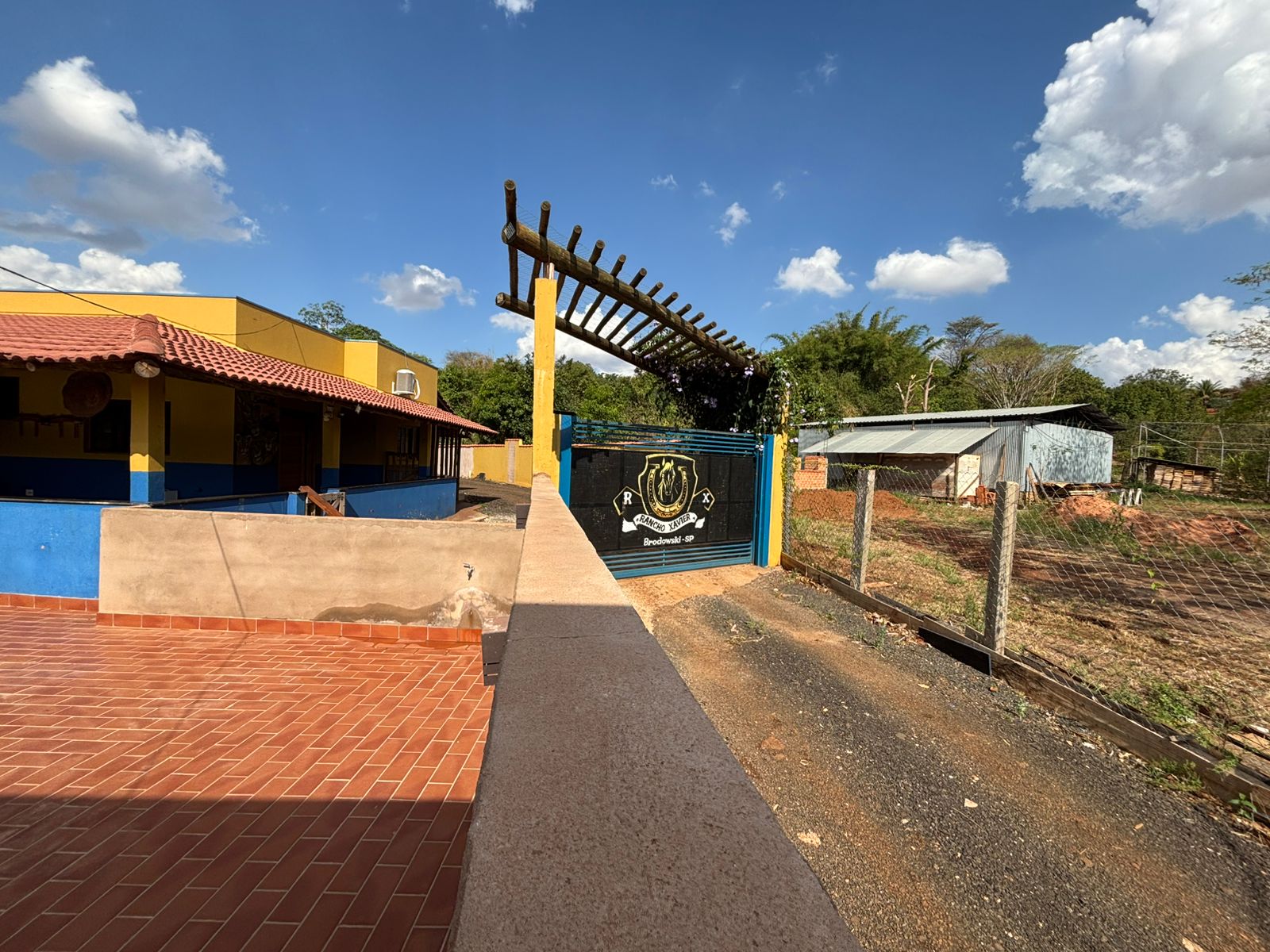 CHÁCARA À VENDA - CONFORTO - LAZER E CONTATO COM A NATUREZA - BRODOWSKI-SP: