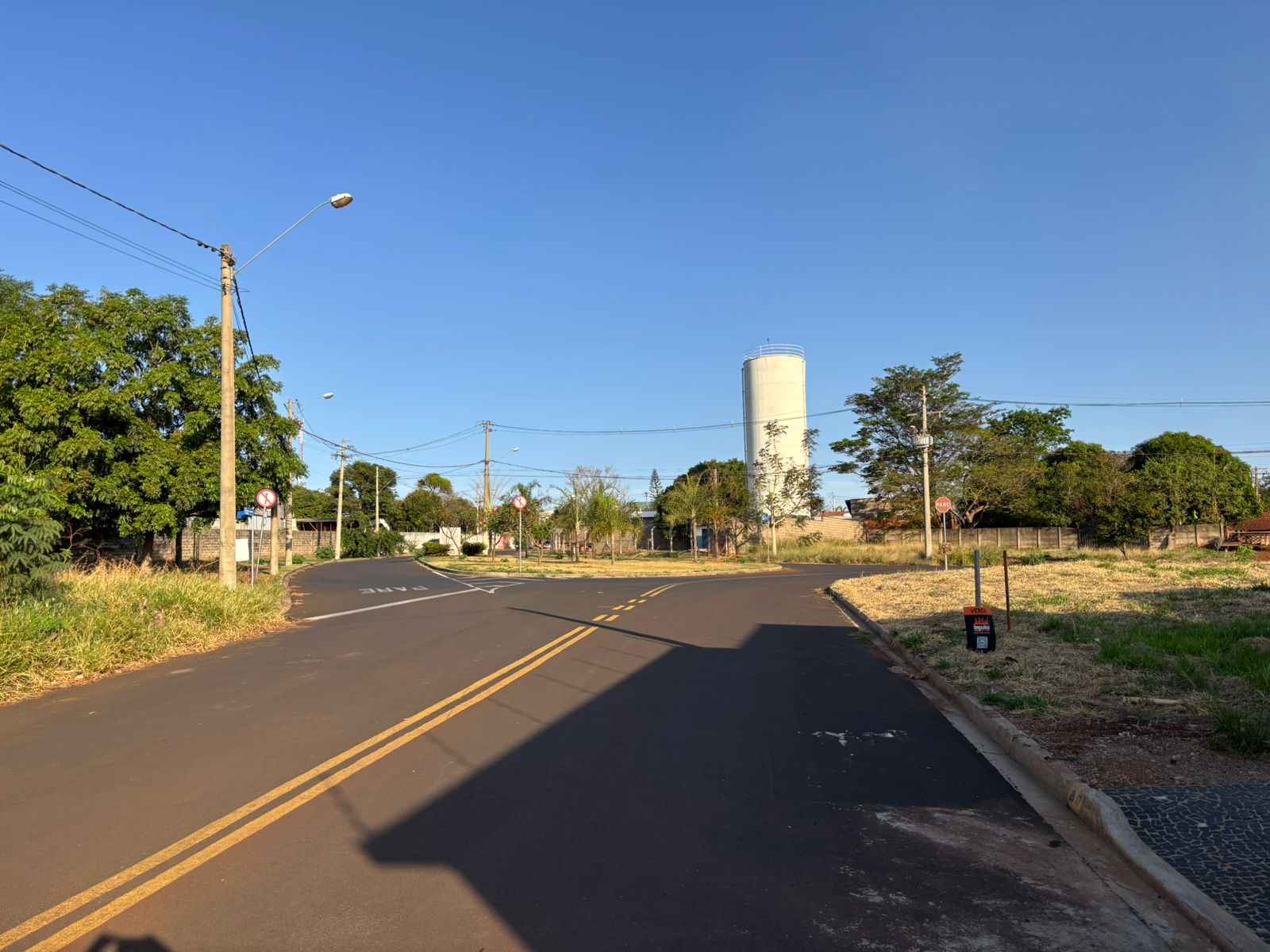 VENDE: TERRENO MURADO NO JARDIM QUEBEC - ÁGUA E LUZ - BRODOWSKI-SP