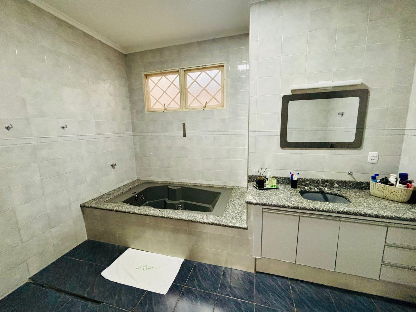 VENDE-SE – CASA ALTO PADRÃO COM PISCINA NO CENTRO DE BRODOWSKI/SP