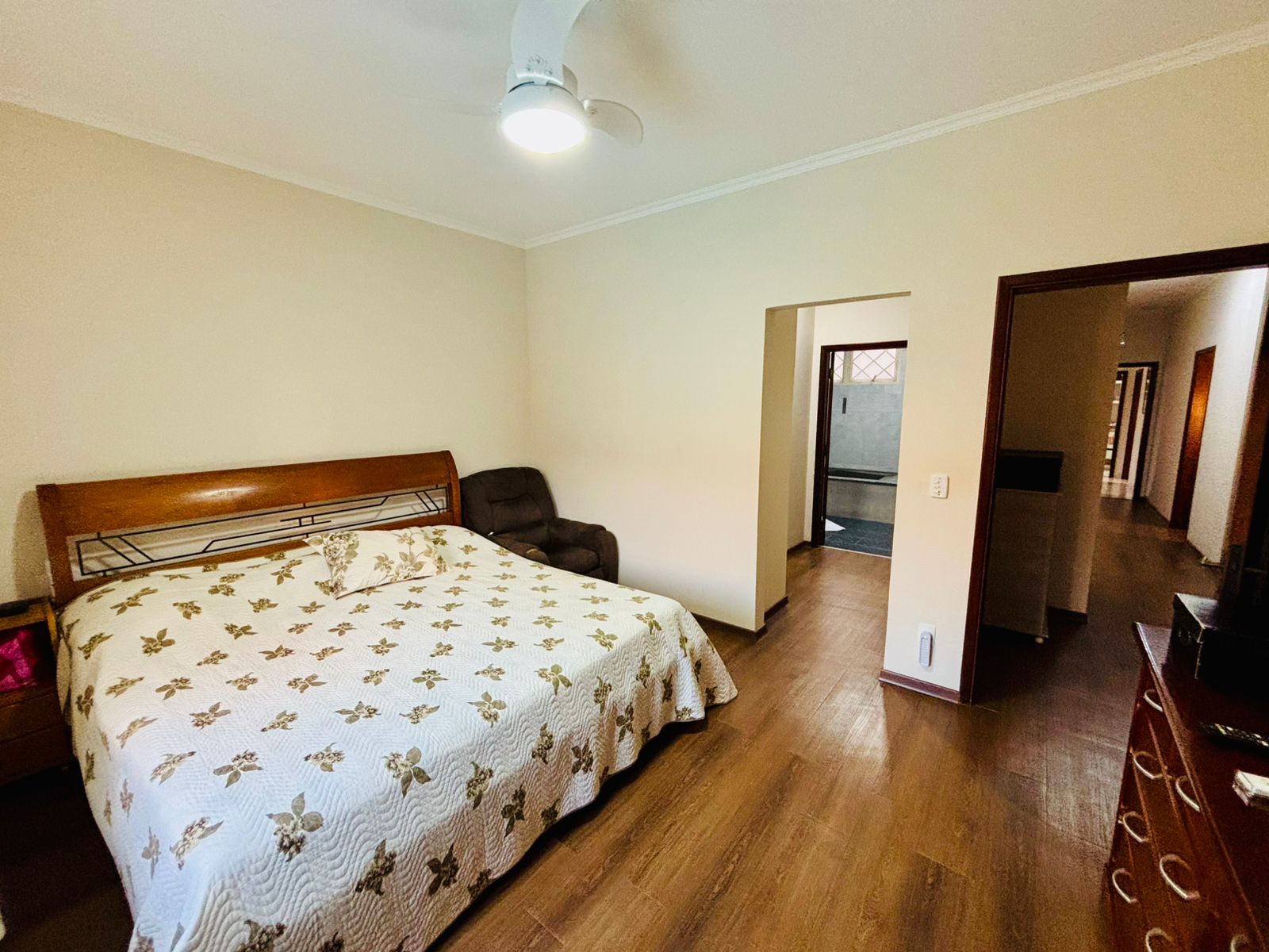 VENDE-SE – CASA ALTO PADRÃO COM PISCINA NO CENTRO DE BRODOWSKI/SP