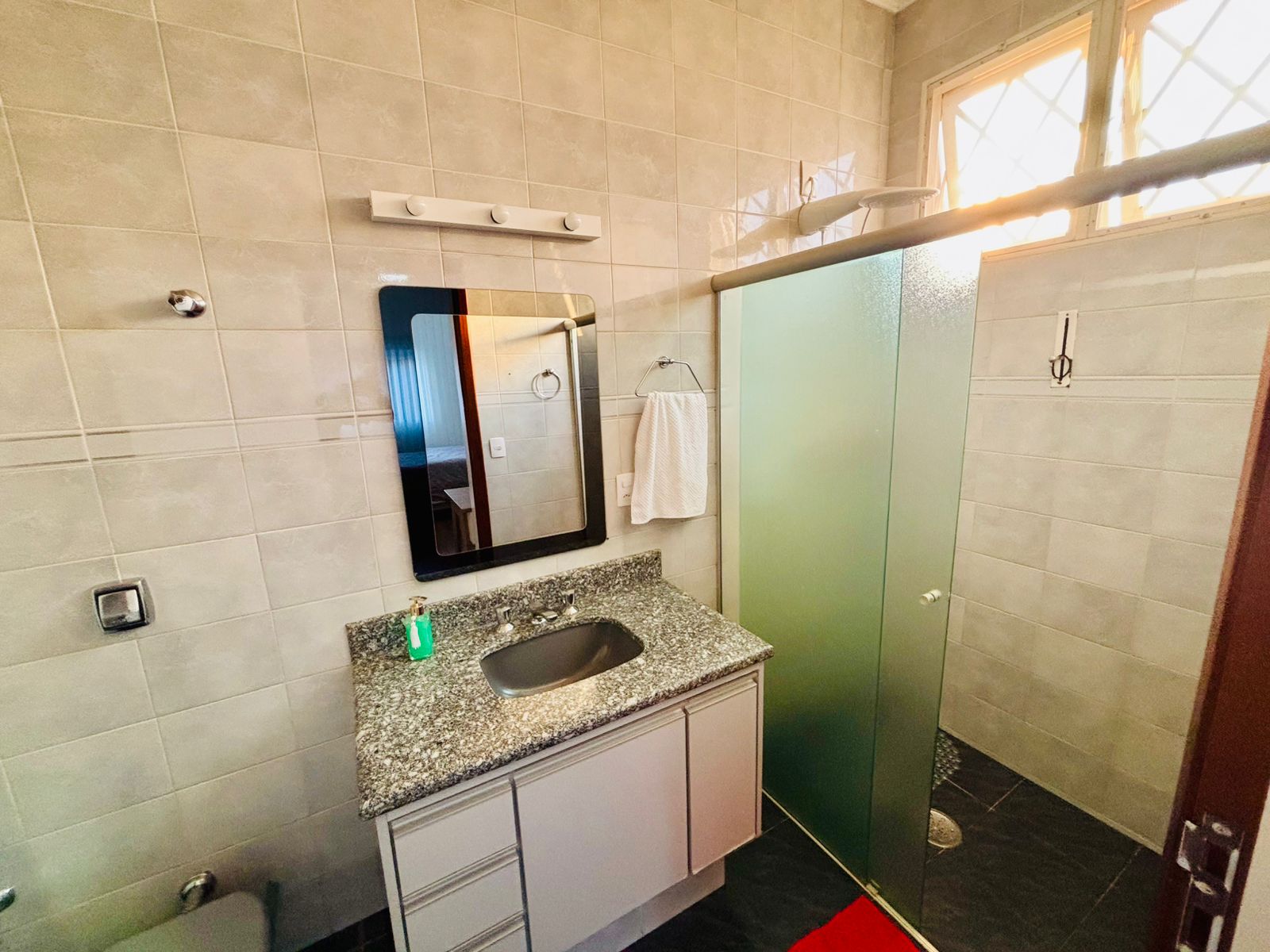 VENDE-SE – CASA ALTO PADRÃO COM PISCINA NO CENTRO DE BRODOWSKI/SP
