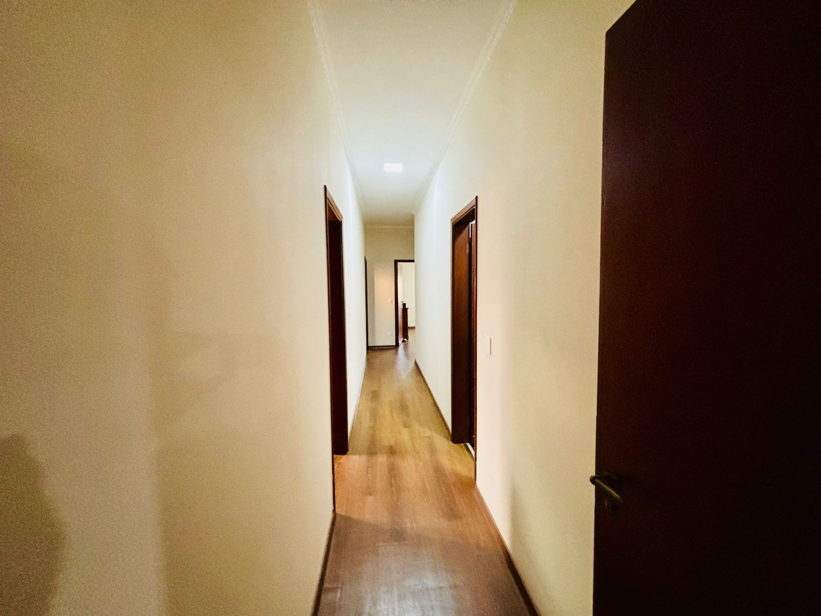 VENDE-SE – CASA ALTO PADRÃO COM PISCINA NO CENTRO DE BRODOWSKI/SP