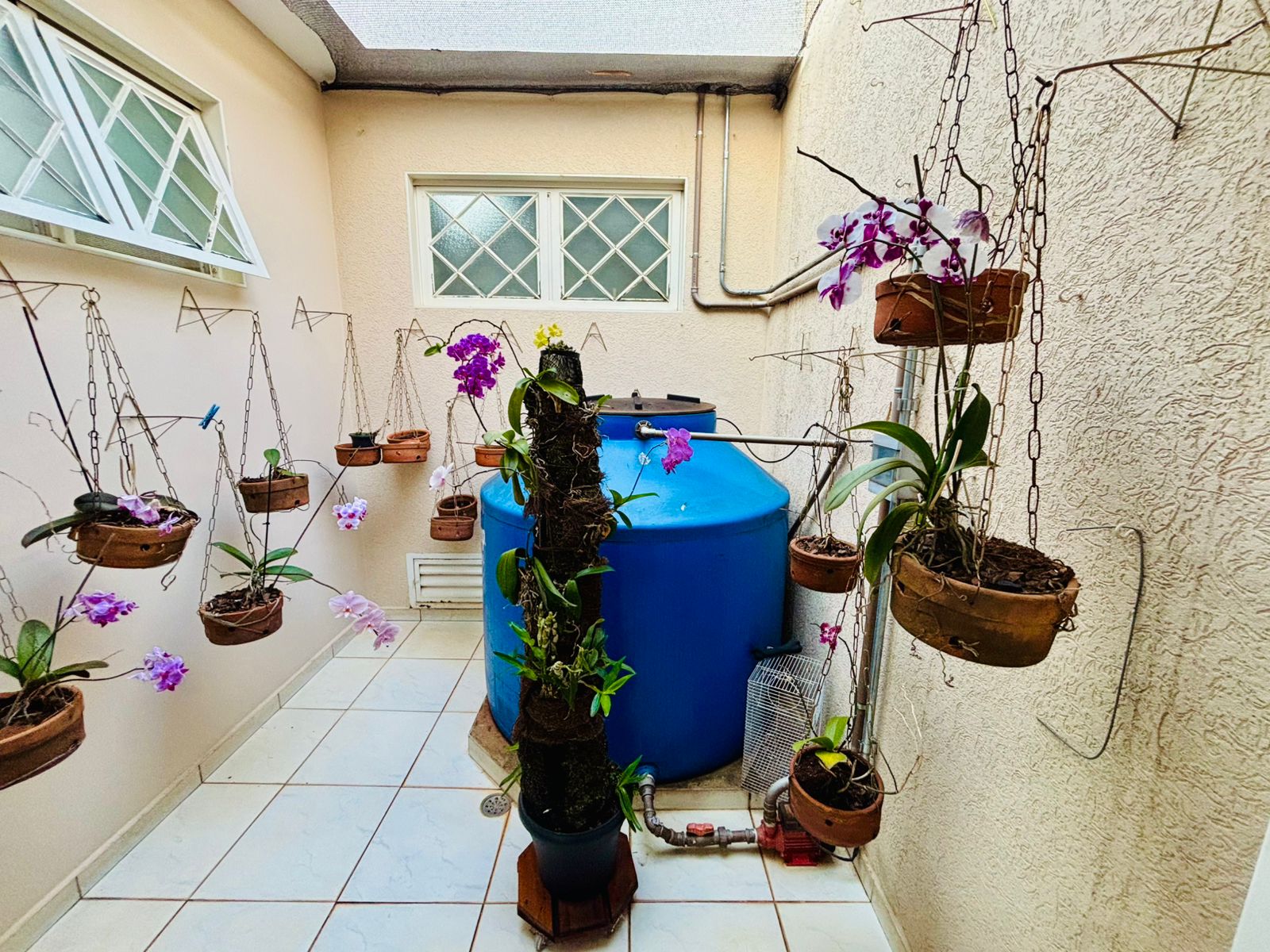 VENDE-SE – CASA ALTO PADRÃO COM PISCINA NO CENTRO DE BRODOWSKI/SP