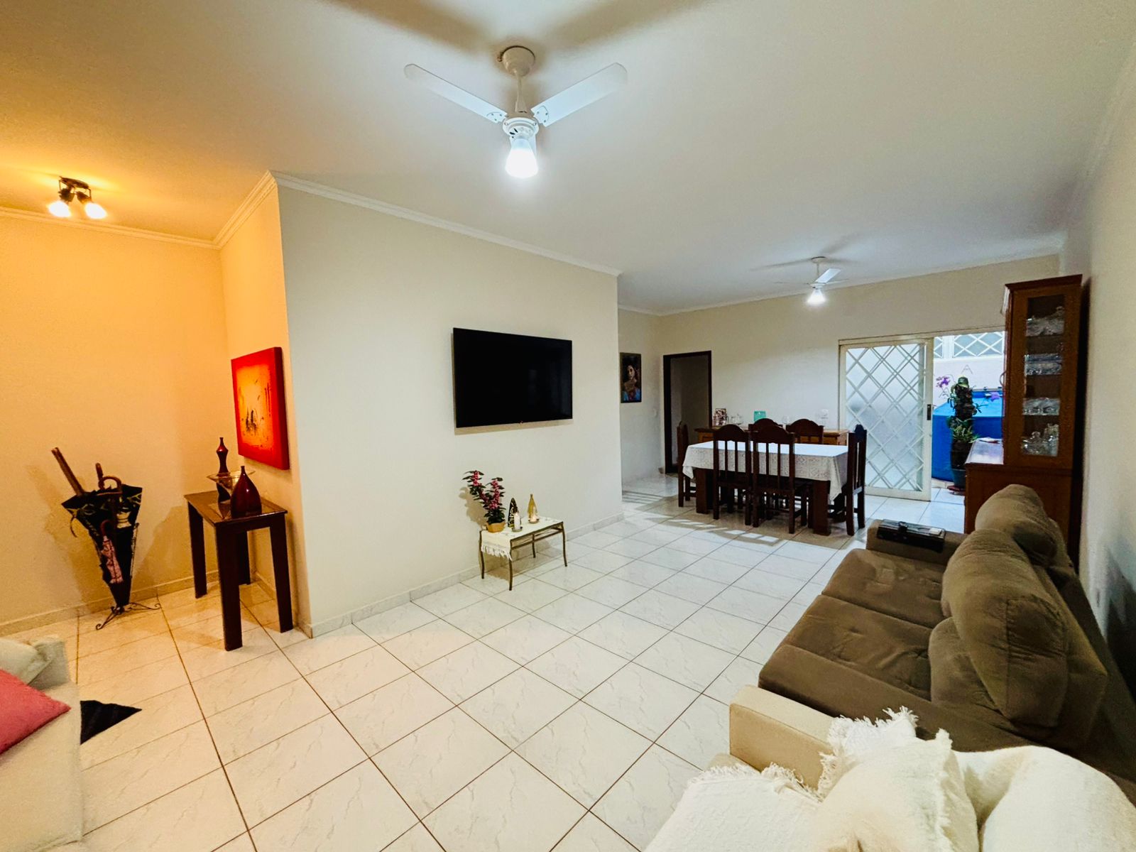 VENDE-SE – CASA ALTO PADRÃO COM PISCINA NO CENTRO DE BRODOWSKI/SP