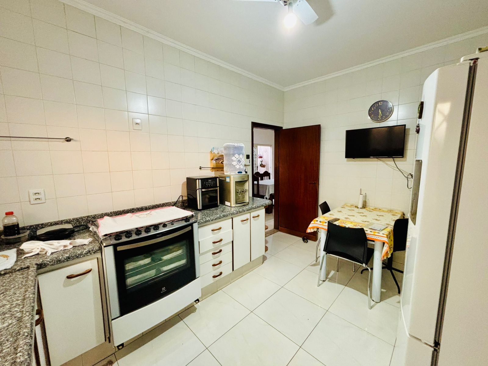 VENDE-SE – CASA ALTO PADRÃO COM PISCINA NO CENTRO DE BRODOWSKI/SP