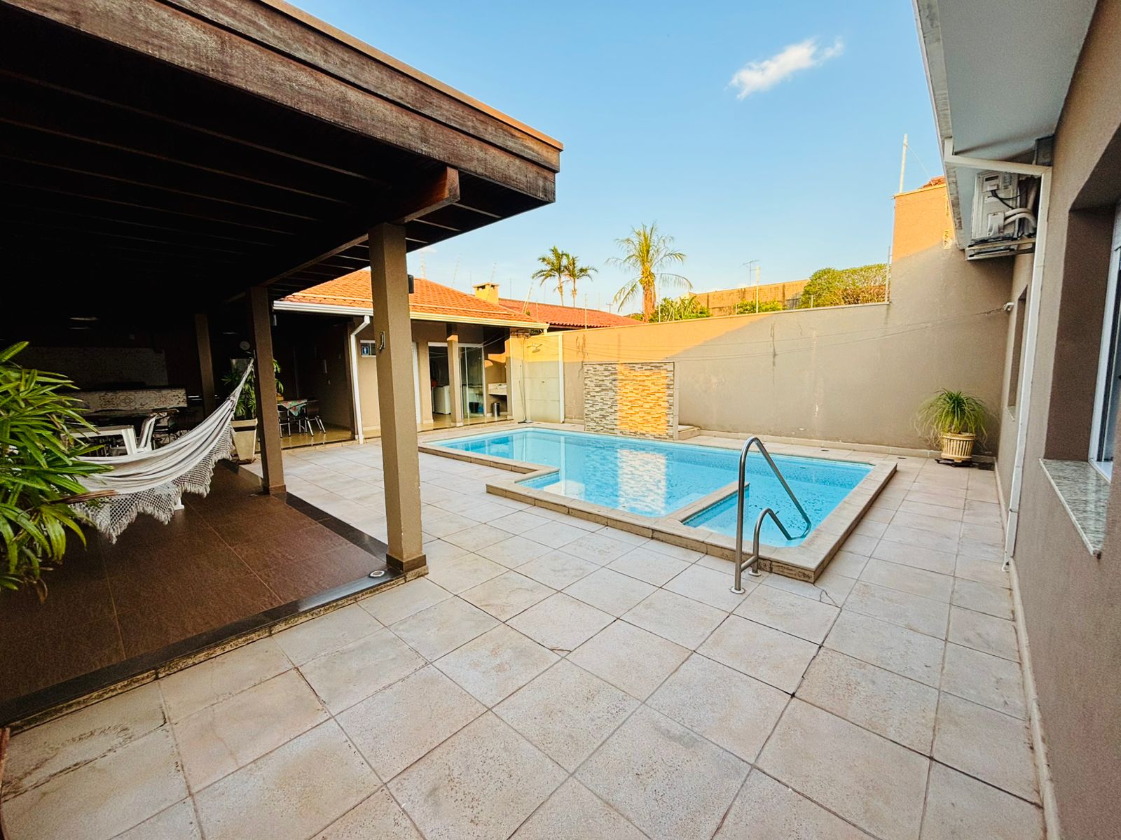 VENDE-SE – CASA ALTO PADRÃO COM PISCINA NO CENTRO DE BRODOWSKI/SP