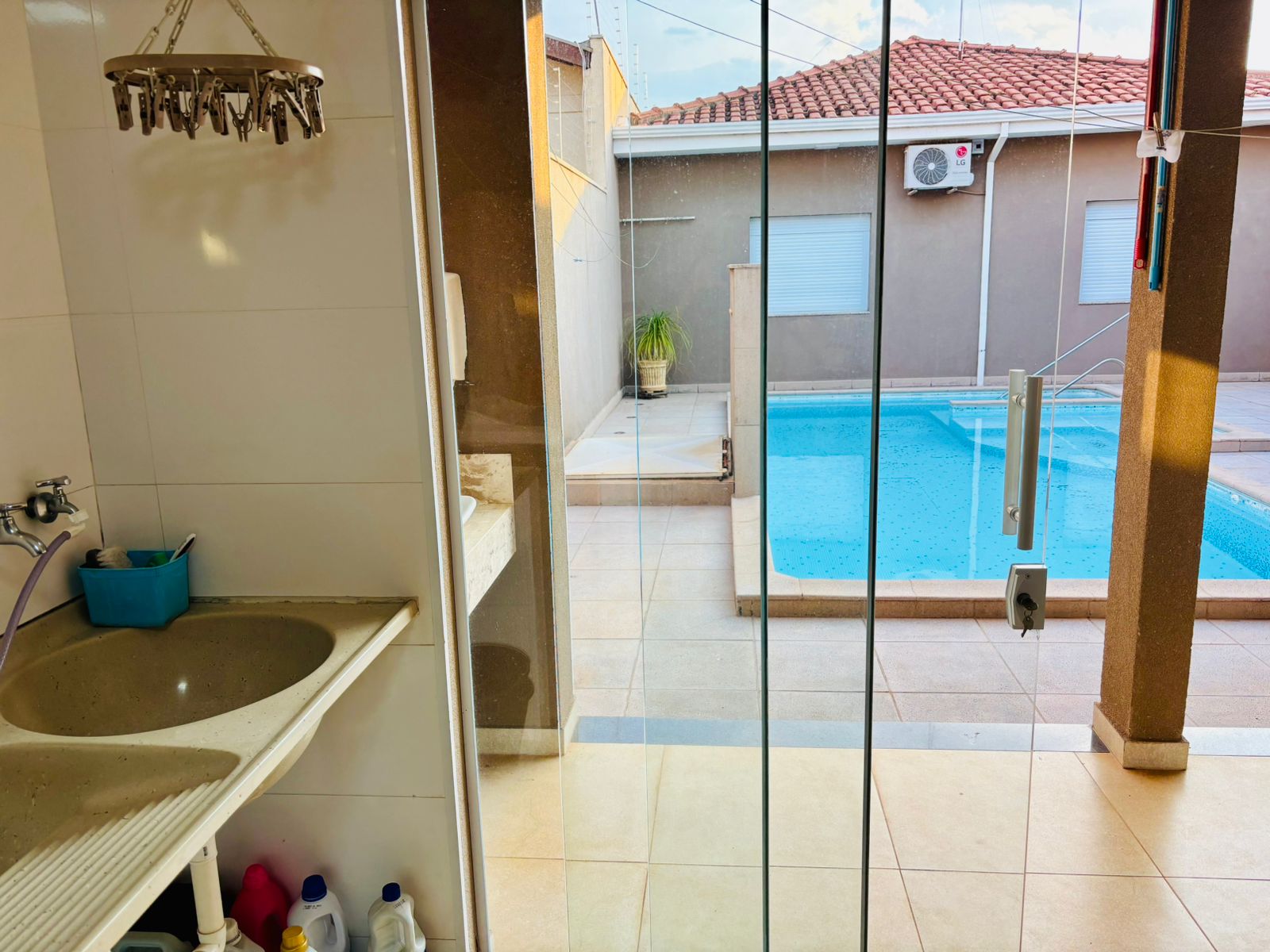 VENDE-SE – CASA ALTO PADRÃO COM PISCINA NO CENTRO DE BRODOWSKI/SP