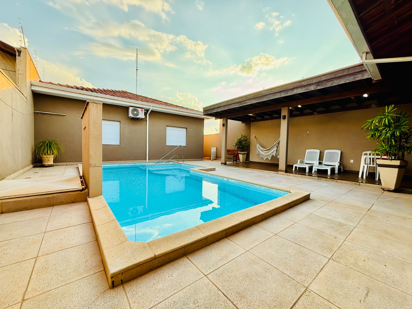 VENDE-SE – CASA ALTO PADRÃO COM PISCINA NO CENTRO DE BRODOWSKI/SP