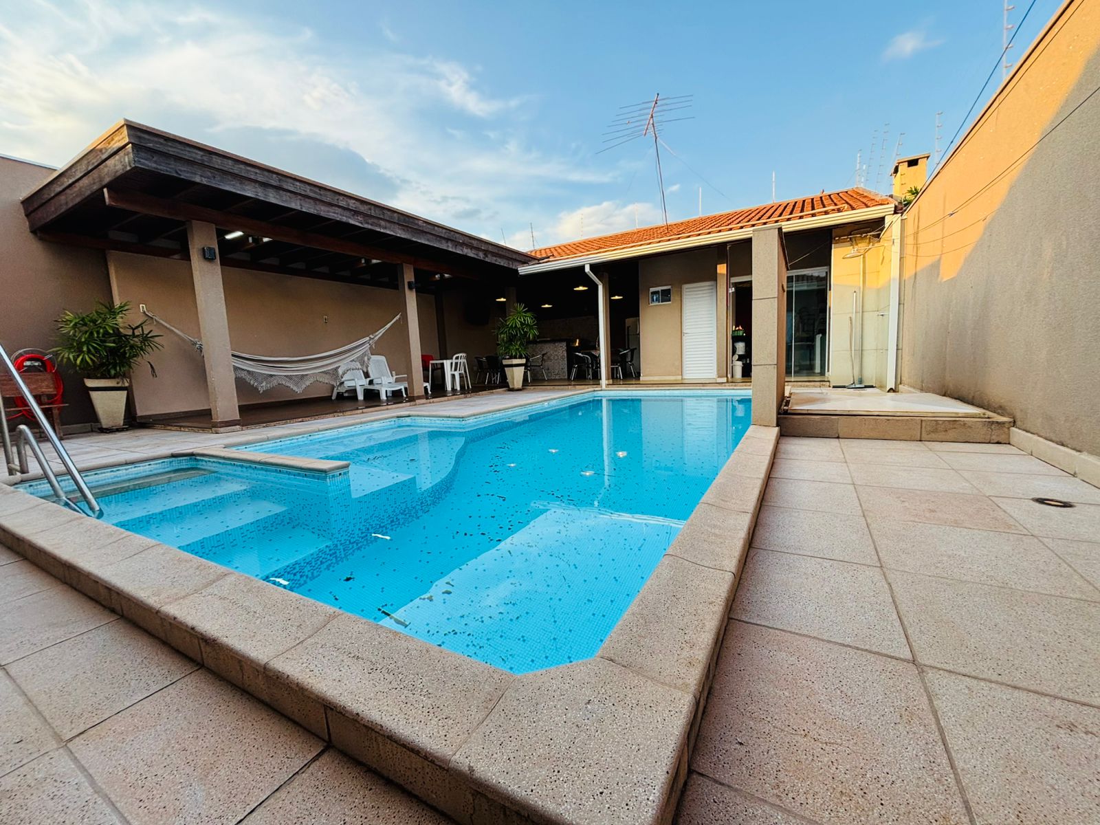 VENDE-SE – CASA ALTO PADRÃO COM PISCINA NO CENTRO DE BRODOWSKI/SP