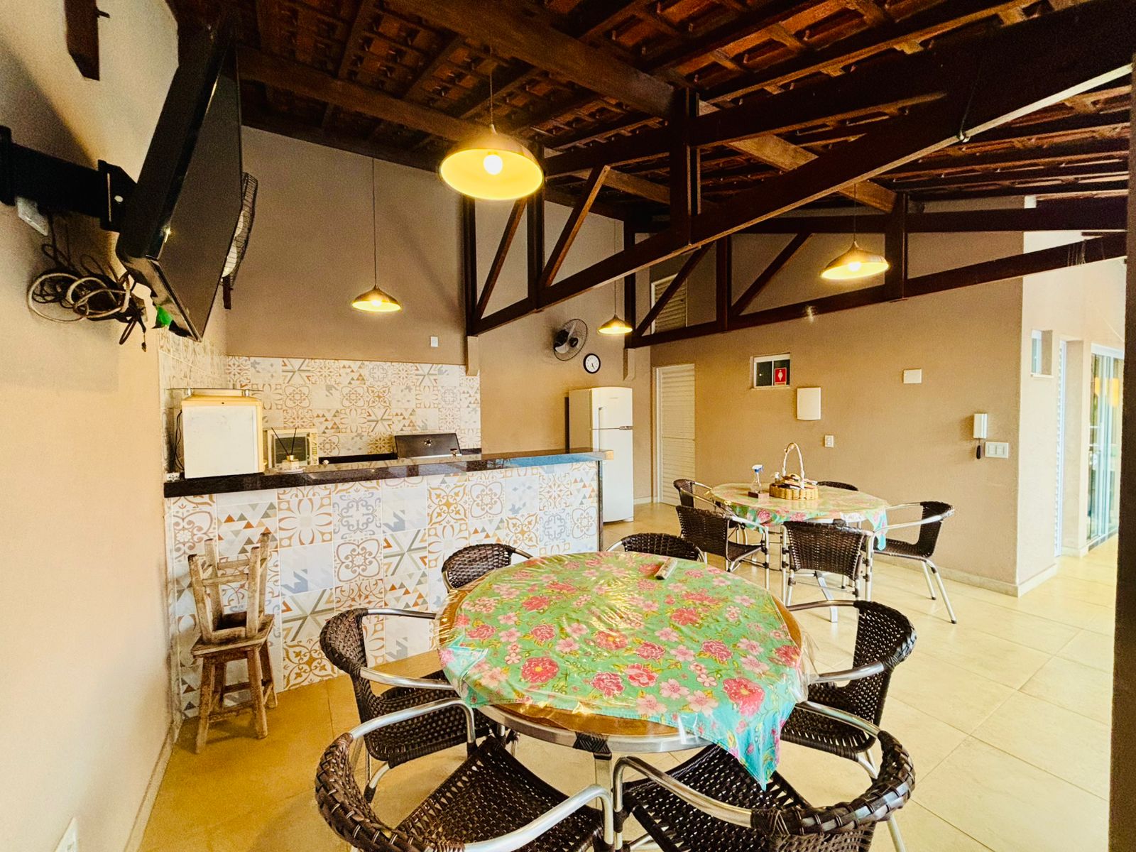 VENDE-SE – CASA ALTO PADRÃO COM PISCINA NO CENTRO DE BRODOWSKI/SP