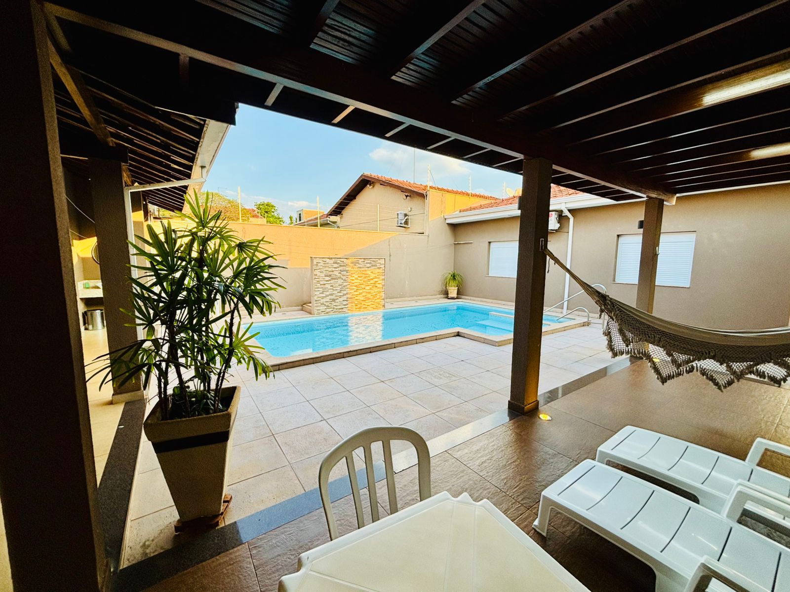 VENDE-SE – CASA ALTO PADRÃO COM PISCINA NO CENTRO DE BRODOWSKI/SP