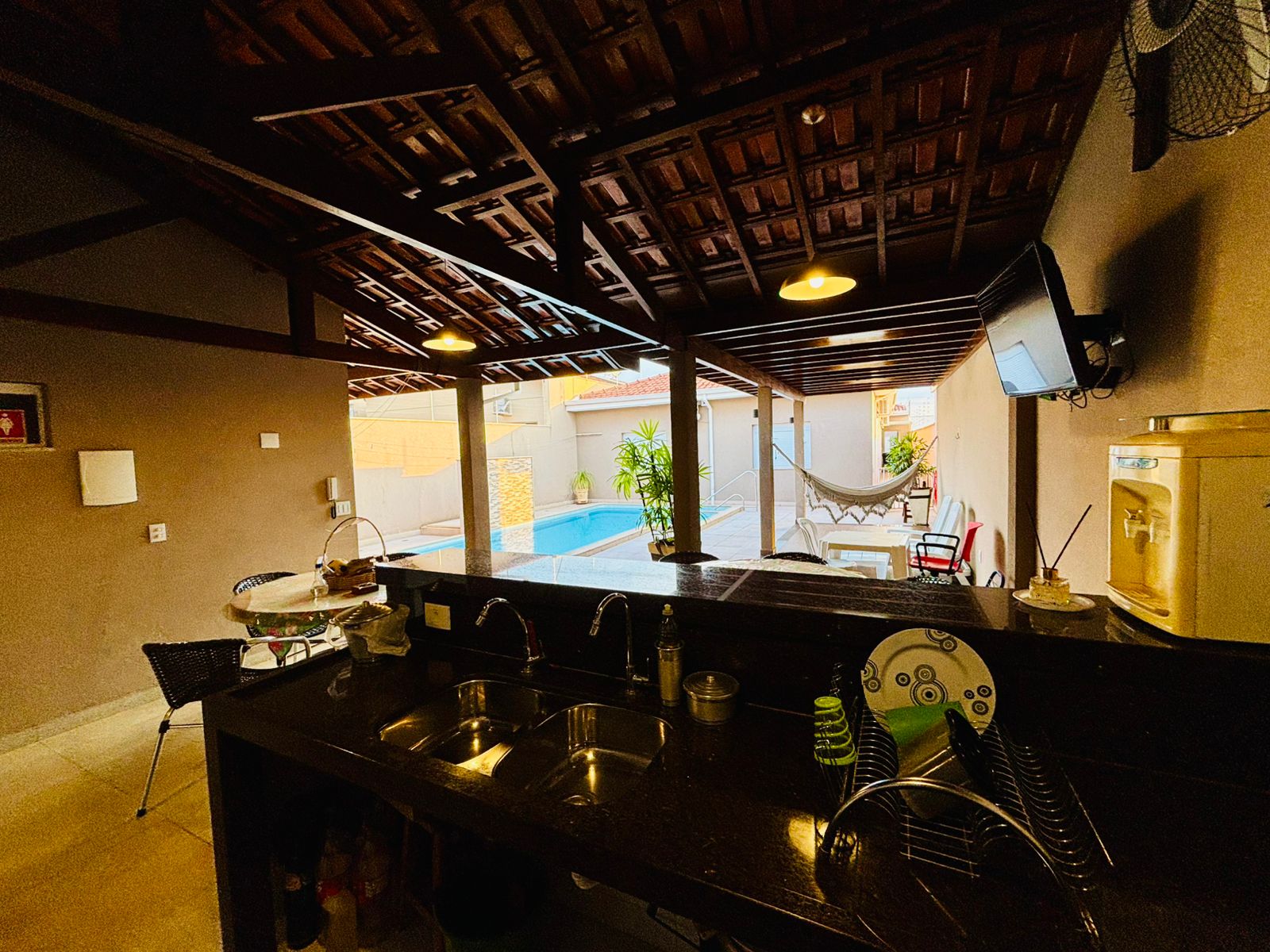 VENDE-SE – CASA ALTO PADRÃO COM PISCINA NO CENTRO DE BRODOWSKI/SP
