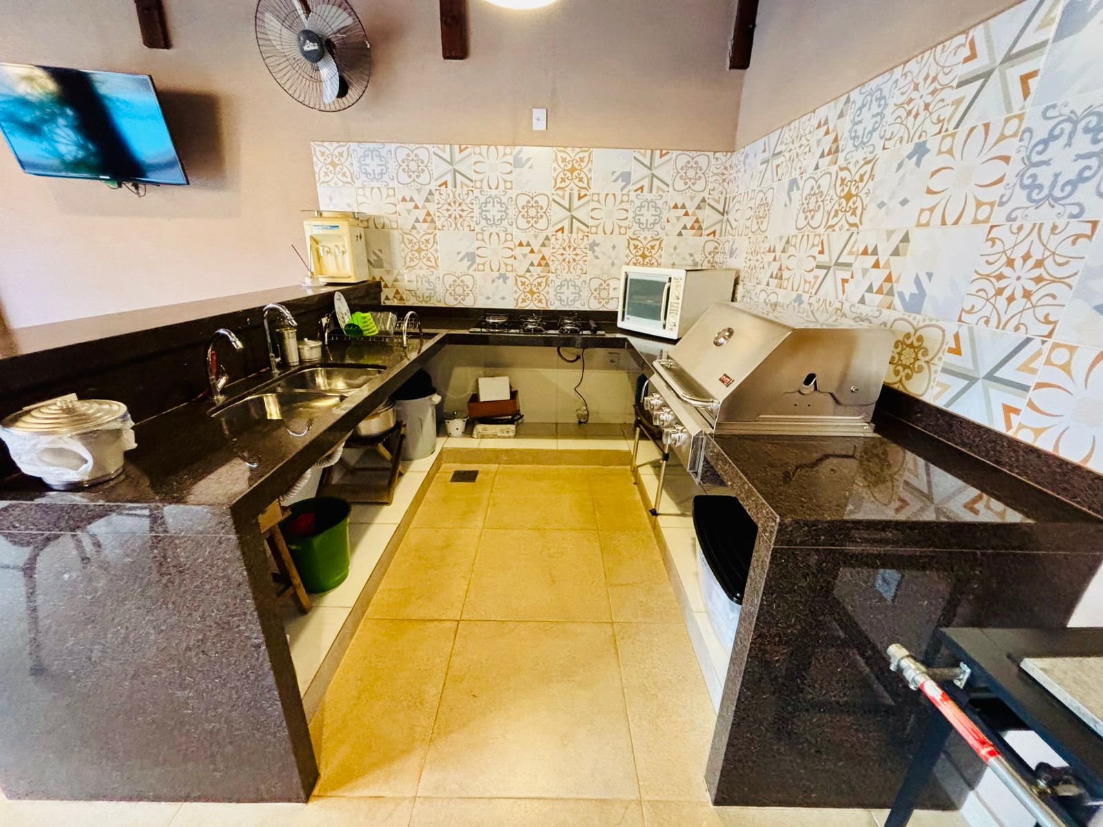 VENDE-SE – CASA ALTO PADRÃO COM PISCINA NO CENTRO DE BRODOWSKI/SP
