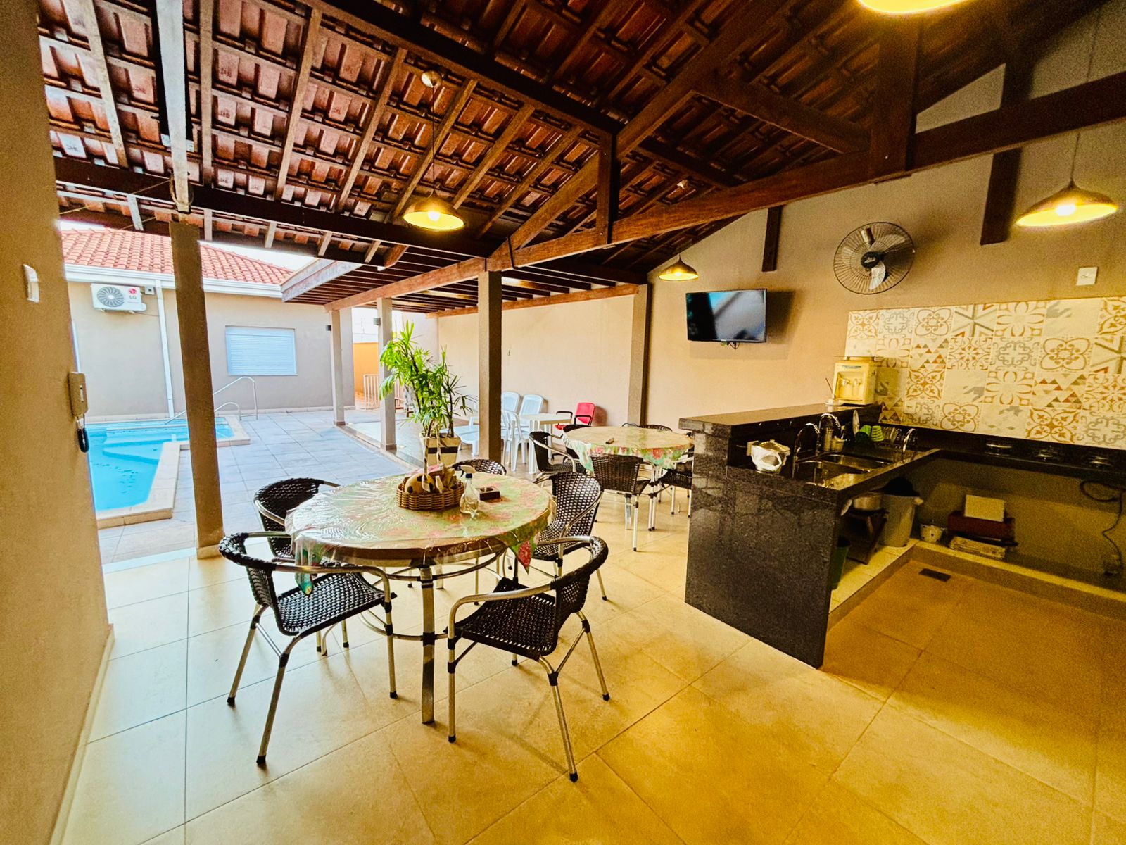 VENDE-SE – CASA ALTO PADRÃO COM PISCINA NO CENTRO DE BRODOWSKI/SP