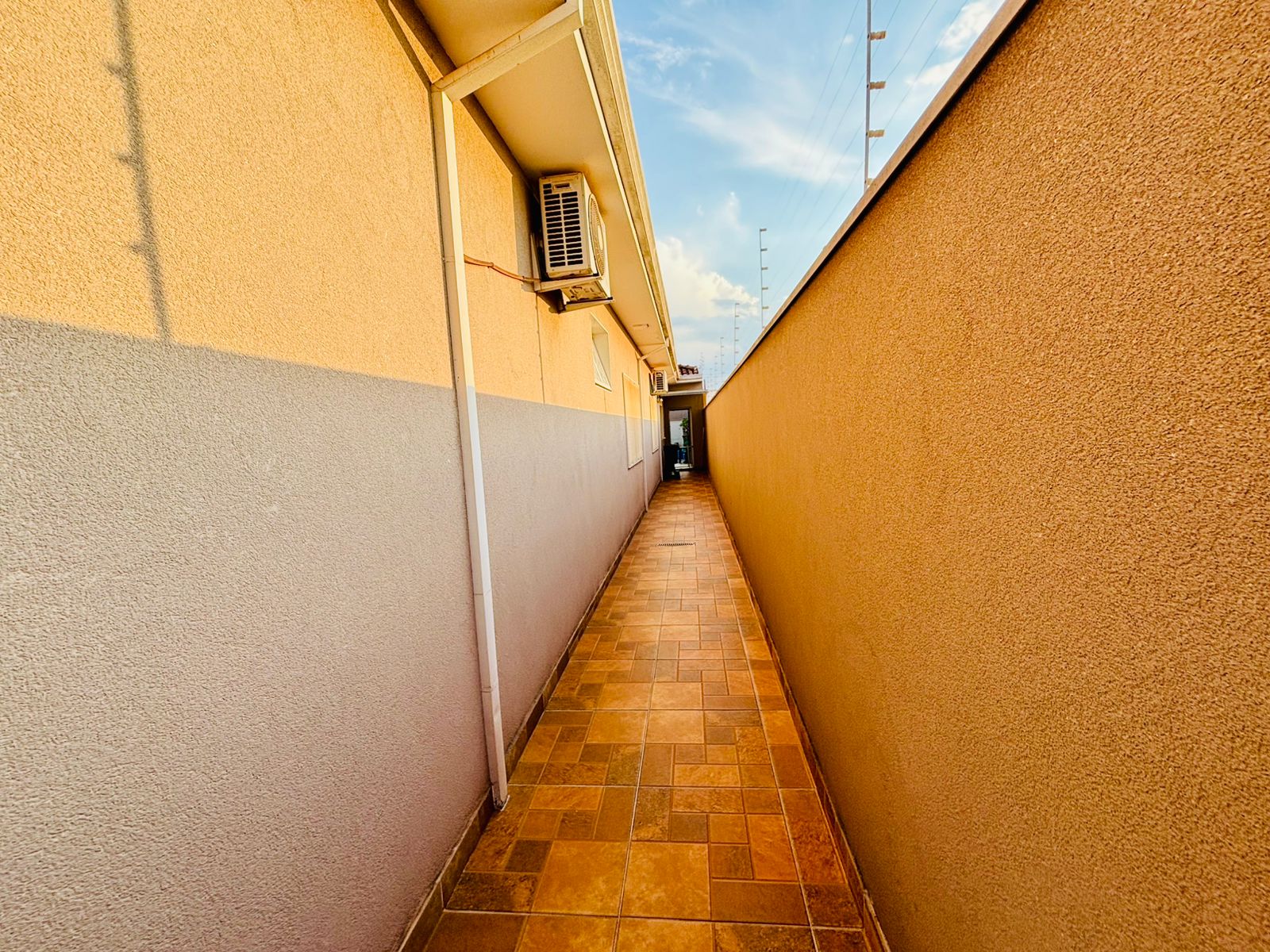 VENDE-SE – CASA ALTO PADRÃO COM PISCINA NO CENTRO DE BRODOWSKI/SP