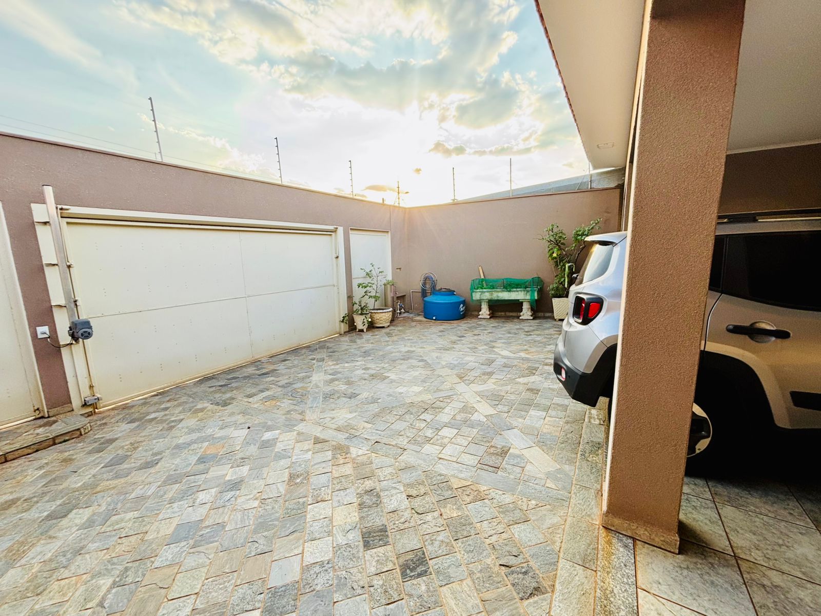 VENDE-SE – CASA ALTO PADRÃO COM PISCINA NO CENTRO DE BRODOWSKI/SP