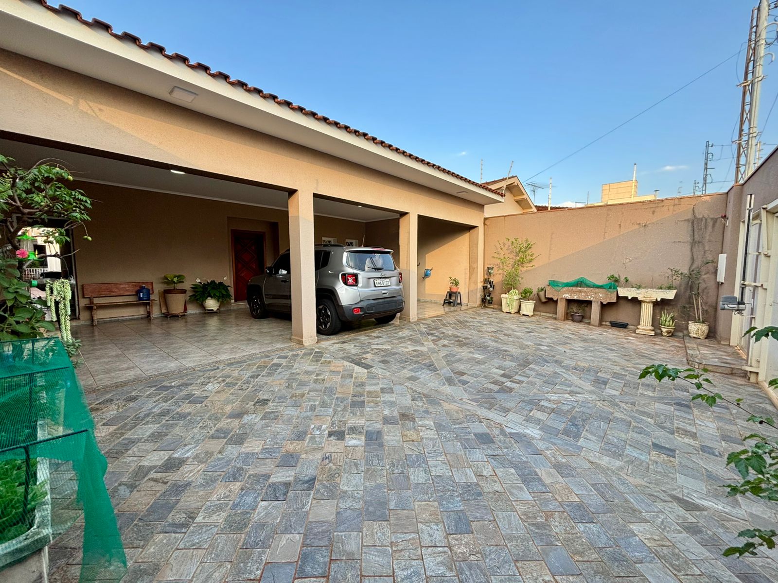 VENDE-SE – CASA ALTO PADRÃO COM PISCINA NO CENTRO DE BRODOWSKI/SP