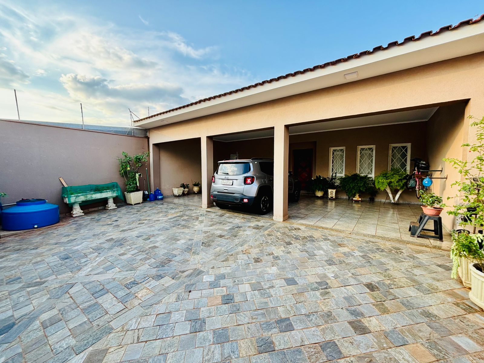 VENDE-SE – CASA ALTO PADRÃO COM PISCINA NO CENTRO DE BRODOWSKI/SP