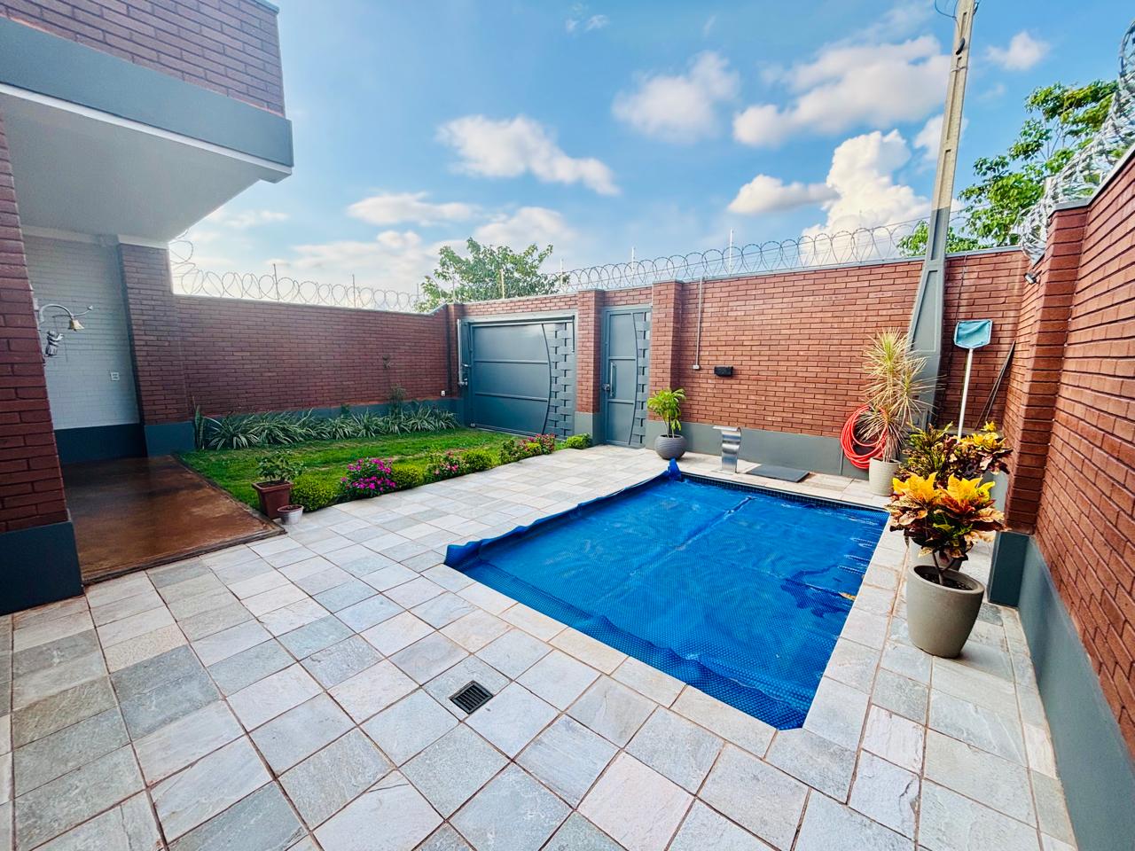 VENDE-SE – CASA ALTO PADRÃO - 04 DORMITÓRIOS -  COM PISCINA - JARDIM QUEBEC - BRODOWSKI/SP