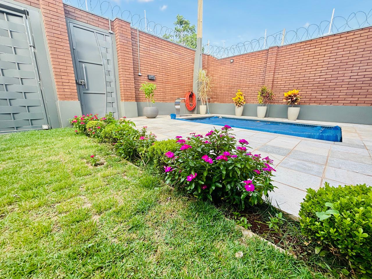 VENDE-SE – CASA ALTO PADRÃO - 04 DORMITÓRIOS -  COM PISCINA - JARDIM QUEBEC - BRODOWSKI/SP