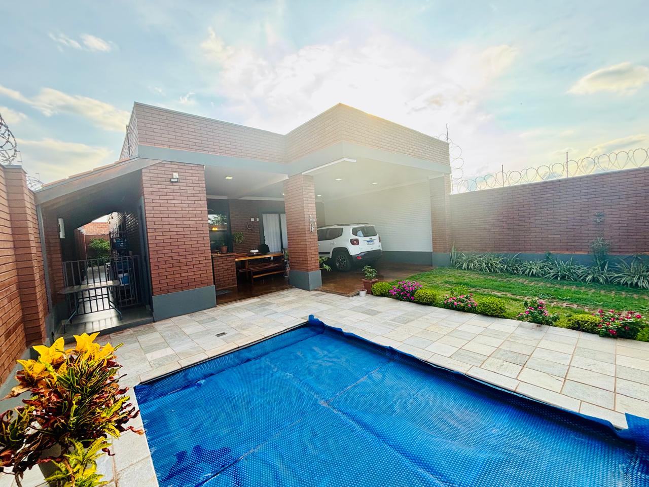 VENDE-SE – CASA ALTO PADRÃO - 04 DORMITÓRIOS -  COM PISCINA - JARDIM QUEBEC - BRODOWSKI/SP