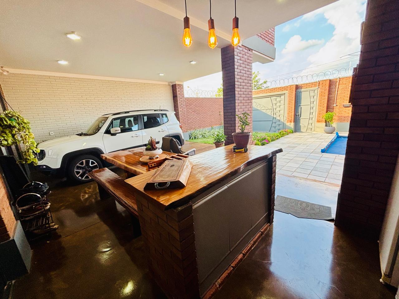 VENDE-SE – CASA ALTO PADRÃO - 04 DORMITÓRIOS -  COM PISCINA - JARDIM QUEBEC - BRODOWSKI/SP