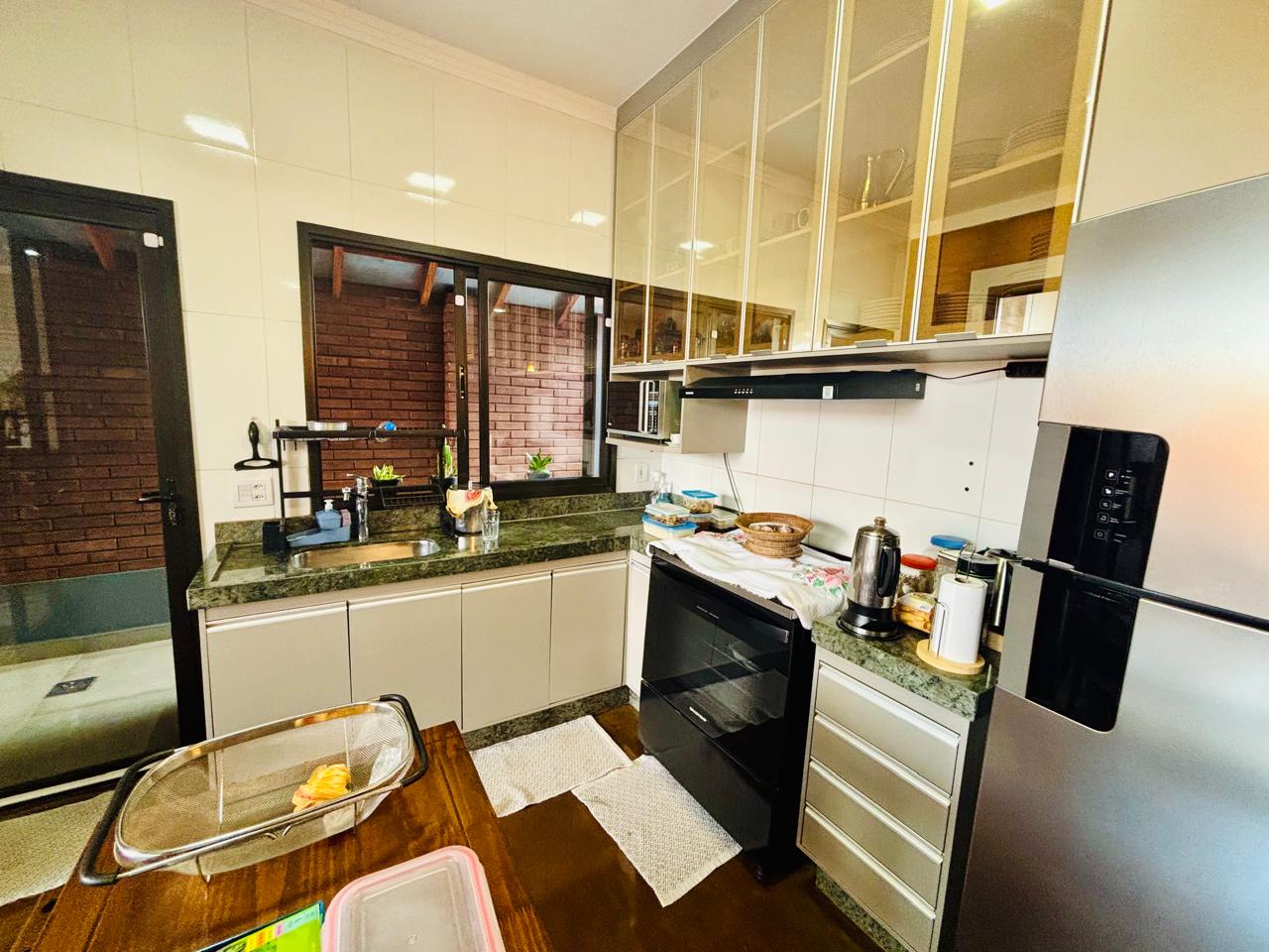 VENDE-SE – CASA ALTO PADRÃO - 04 DORMITÓRIOS -  COM PISCINA - JARDIM QUEBEC - BRODOWSKI/SP