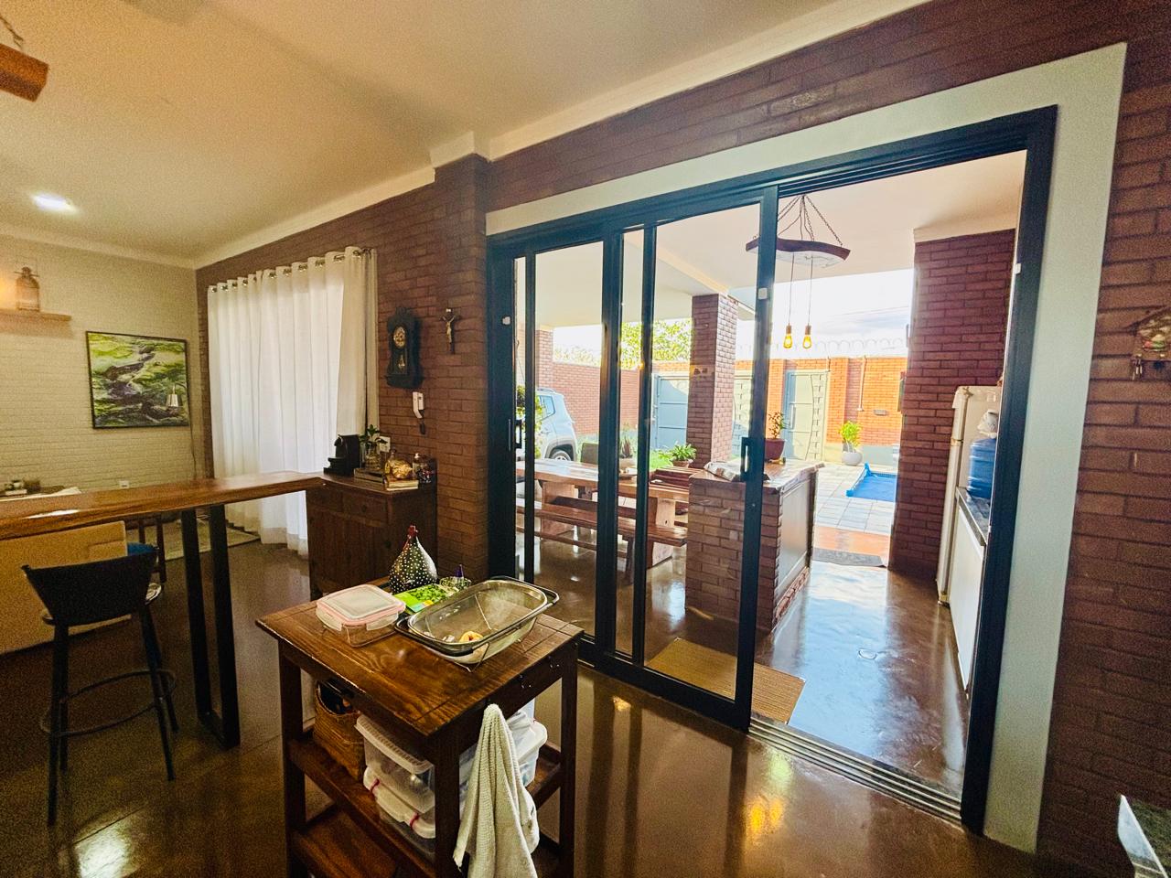 VENDE-SE – CASA ALTO PADRÃO - 04 DORMITÓRIOS -  COM PISCINA - JARDIM QUEBEC - BRODOWSKI/SP