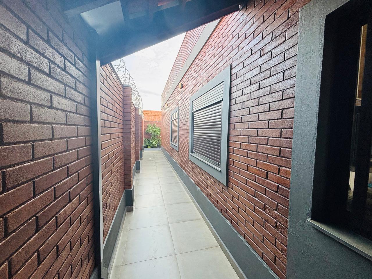 VENDE-SE – CASA ALTO PADRÃO - 04 DORMITÓRIOS -  COM PISCINA - JARDIM QUEBEC - BRODOWSKI/SP