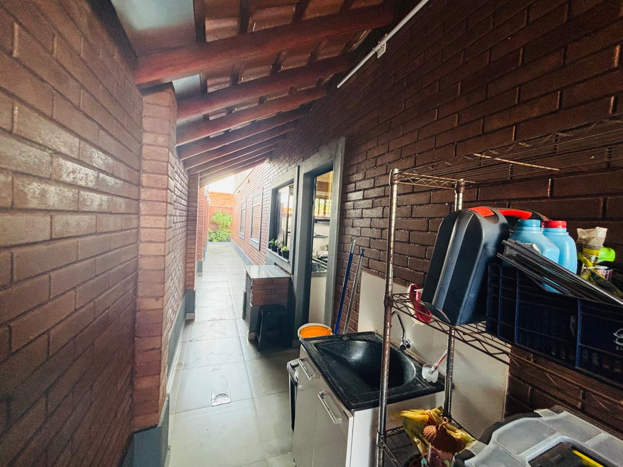 VENDE-SE – CASA ALTO PADRÃO - 04 DORMITÓRIOS -  COM PISCINA - JARDIM QUEBEC - BRODOWSKI/SP