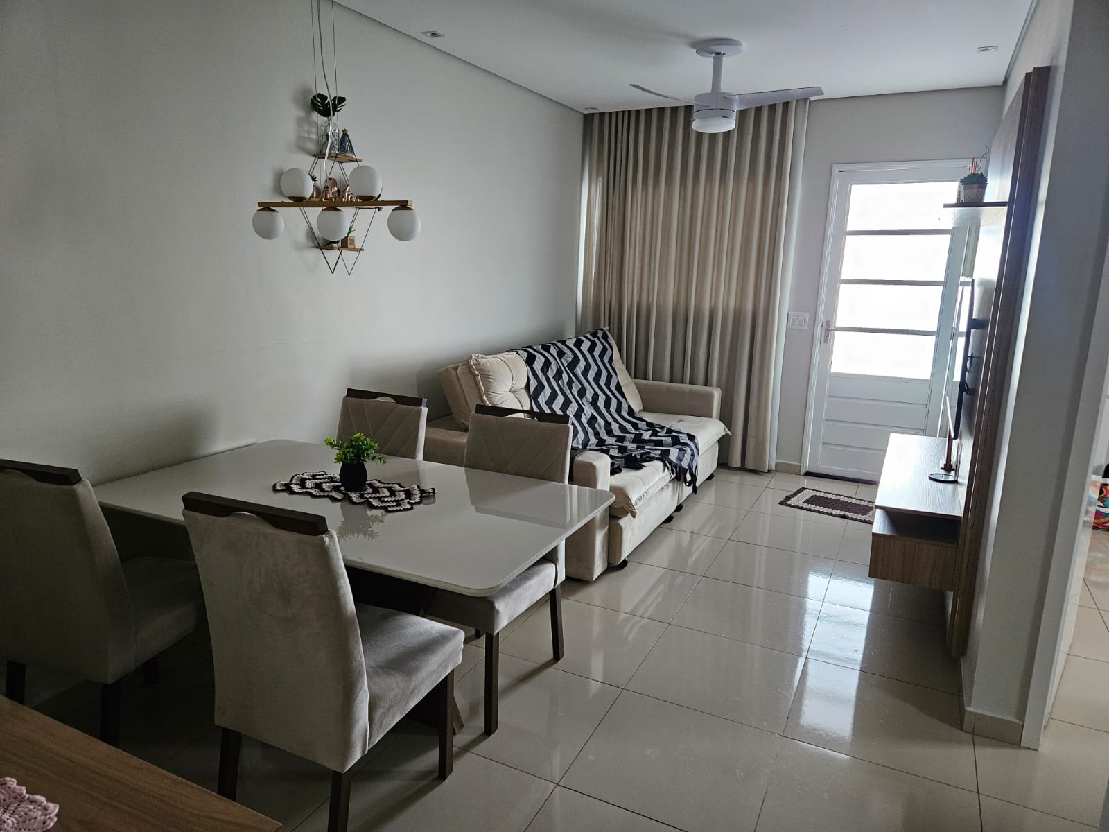 VENDE: LINDA CASA COM 03 DORMITÓRIOS - CONDOMÍNIO AMETISTA - BRODOWSKI-SP: