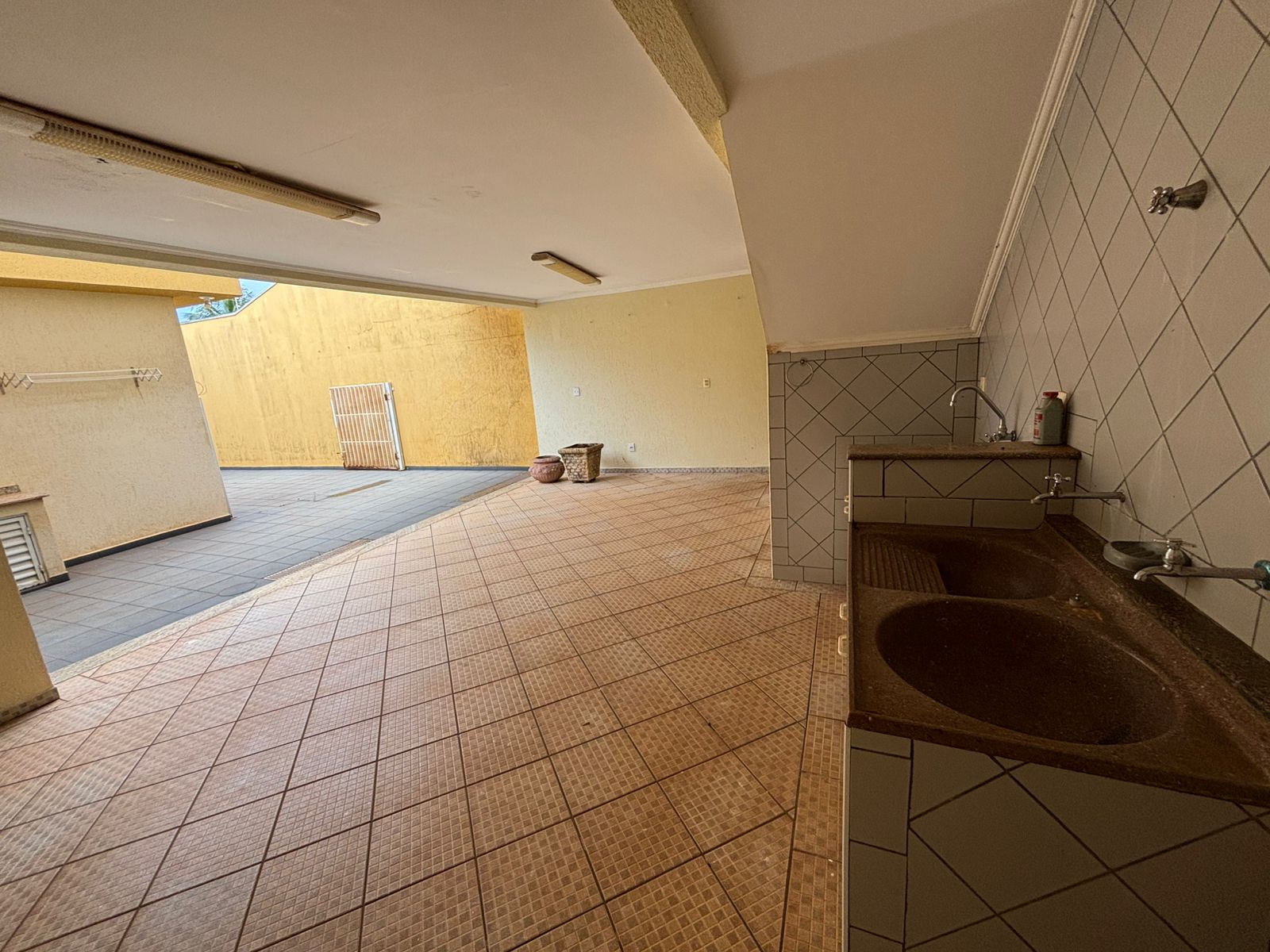 VENDE. LINDA CASA COM PISCINA - RESIDENCIAL LUIZA GIRARDI - BRODWSKI-SP.