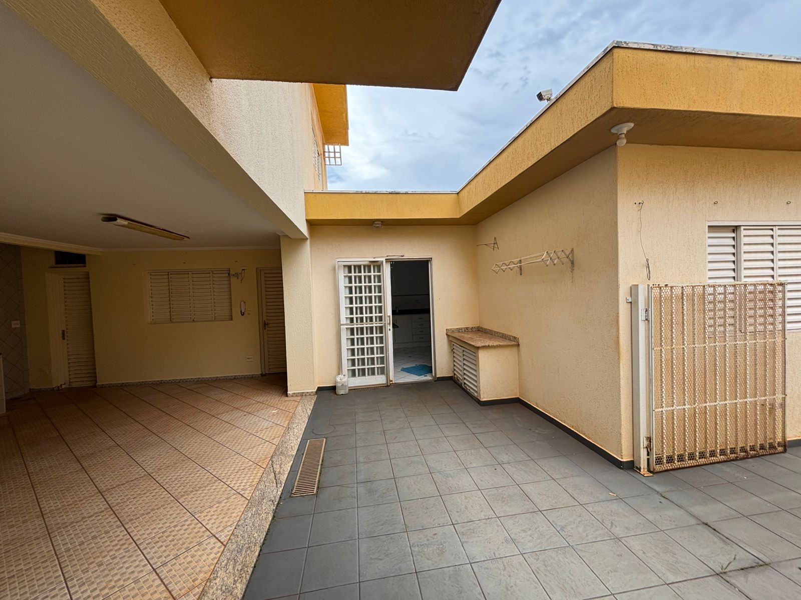 VENDE. LINDA CASA COM PISCINA - RESIDENCIAL LUIZA GIRARDI - BRODWSKI-SP.