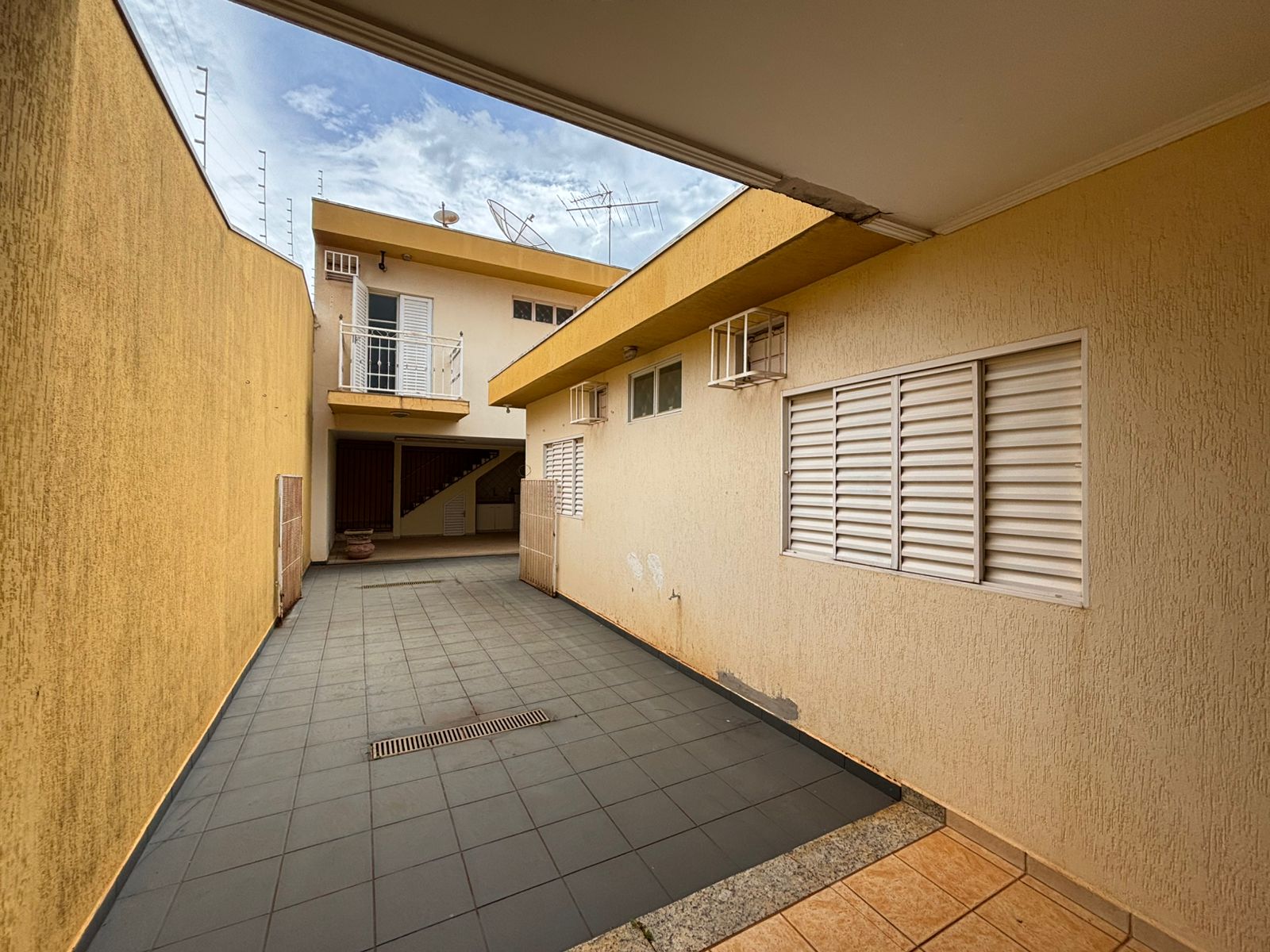 VENDE. LINDA CASA COM PISCINA - RESIDENCIAL LUIZA GIRARDI - BRODWSKI-SP.