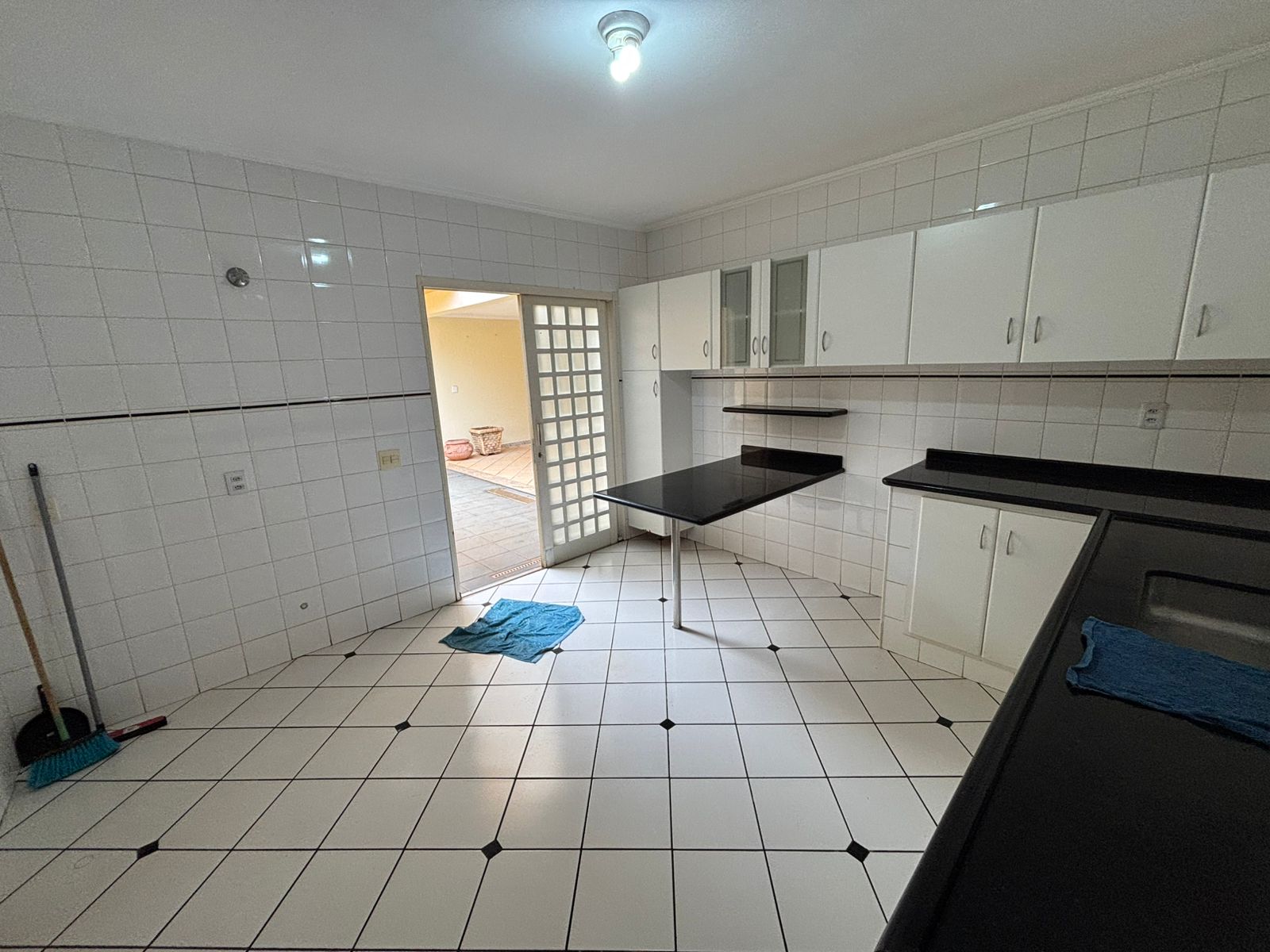 VENDE. LINDA CASA COM PISCINA - RESIDENCIAL LUIZA GIRARDI - BRODWSKI-SP.