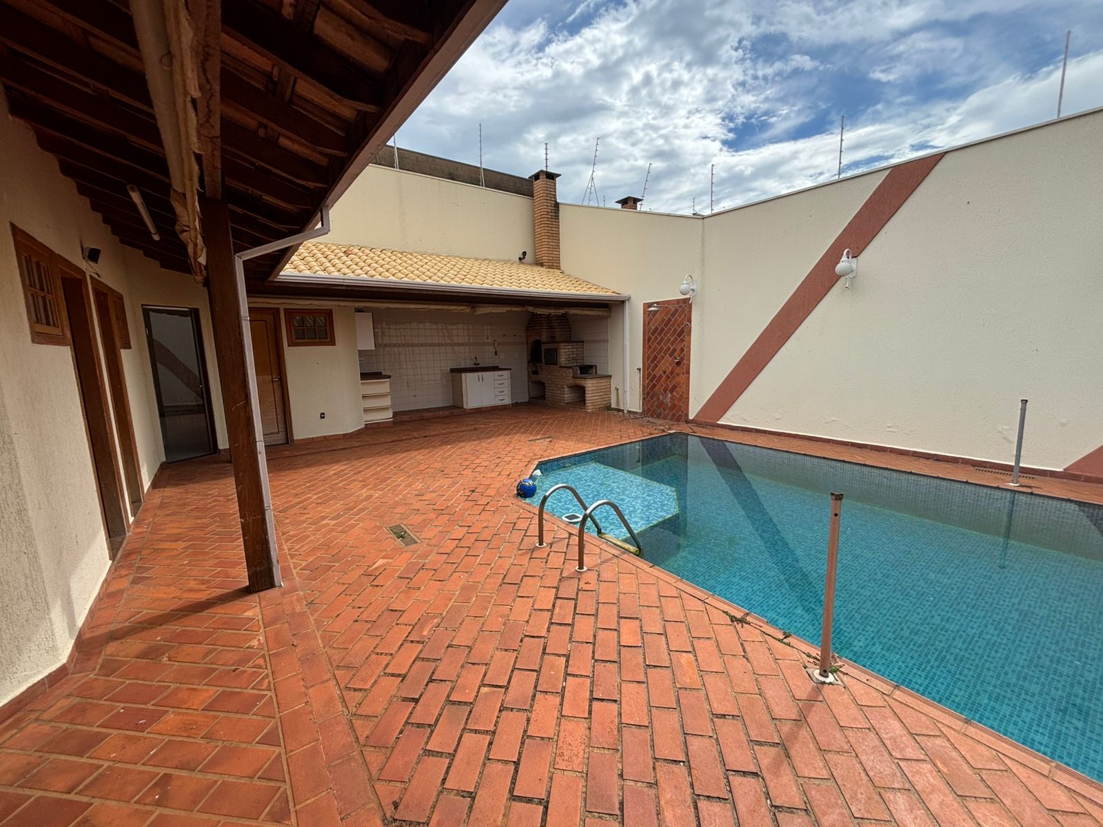 VENDE. LINDA CASA COM PISCINA - RESIDENCIAL LUIZA GIRARDI - BRODWSKI-SP.