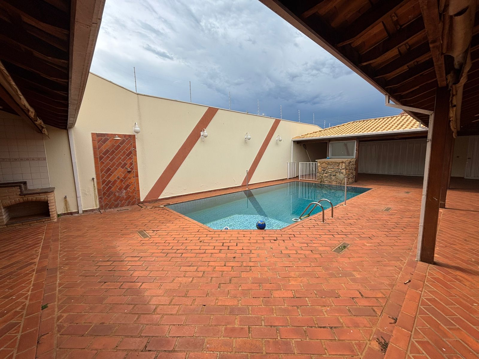 VENDE. LINDA CASA COM PISCINA - RESIDENCIAL LUIZA GIRARDI - BRODWSKI-SP.