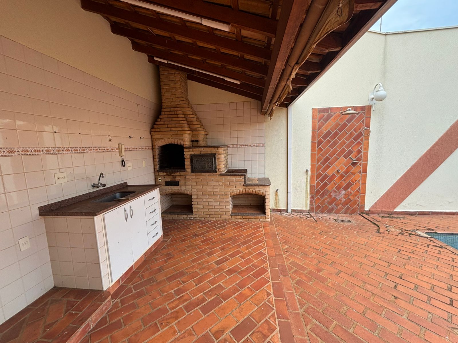 VENDE. LINDA CASA COM PISCINA - RESIDENCIAL LUIZA GIRARDI - BRODWSKI-SP.