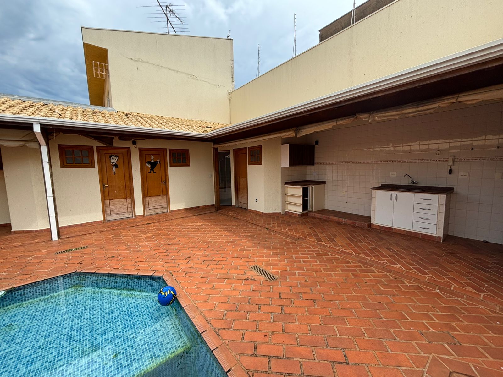 VENDE. LINDA CASA COM PISCINA - RESIDENCIAL LUIZA GIRARDI - BRODWSKI-SP.