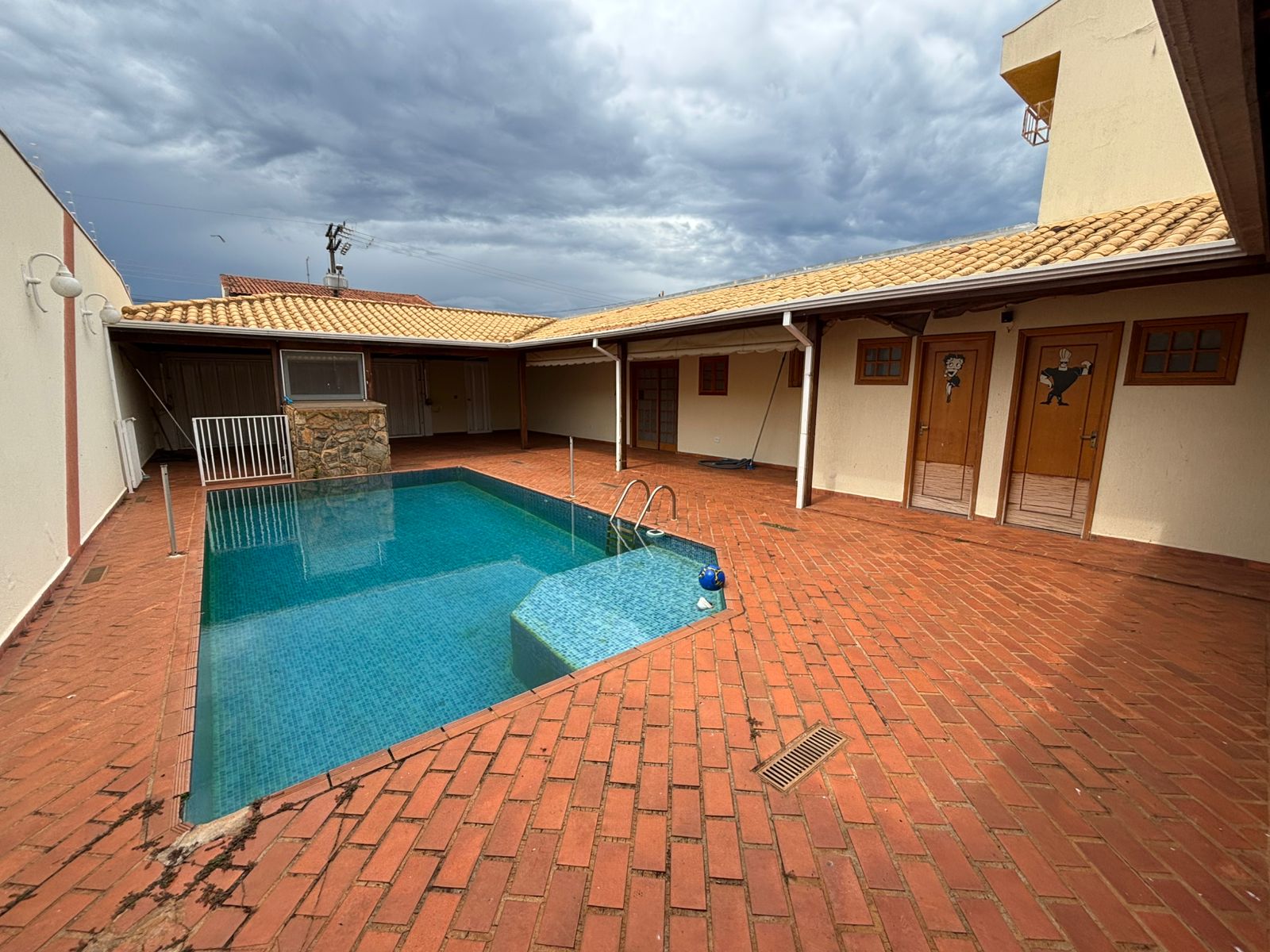 VENDE. LINDA CASA COM PISCINA - RESIDENCIAL LUIZA GIRARDI - BRODWSKI-SP.