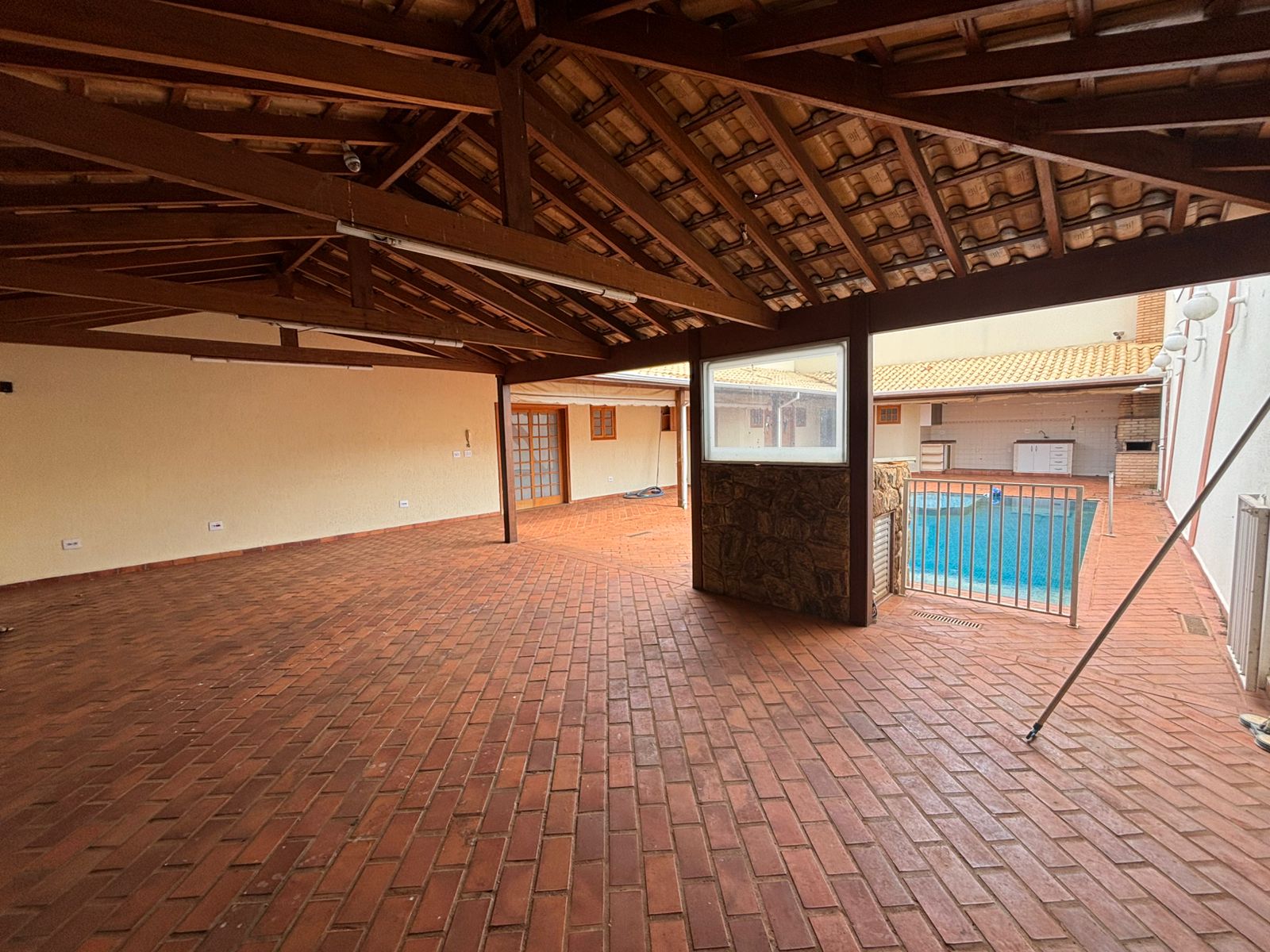 VENDE. LINDA CASA COM PISCINA - RESIDENCIAL LUIZA GIRARDI - BRODWSKI-SP.